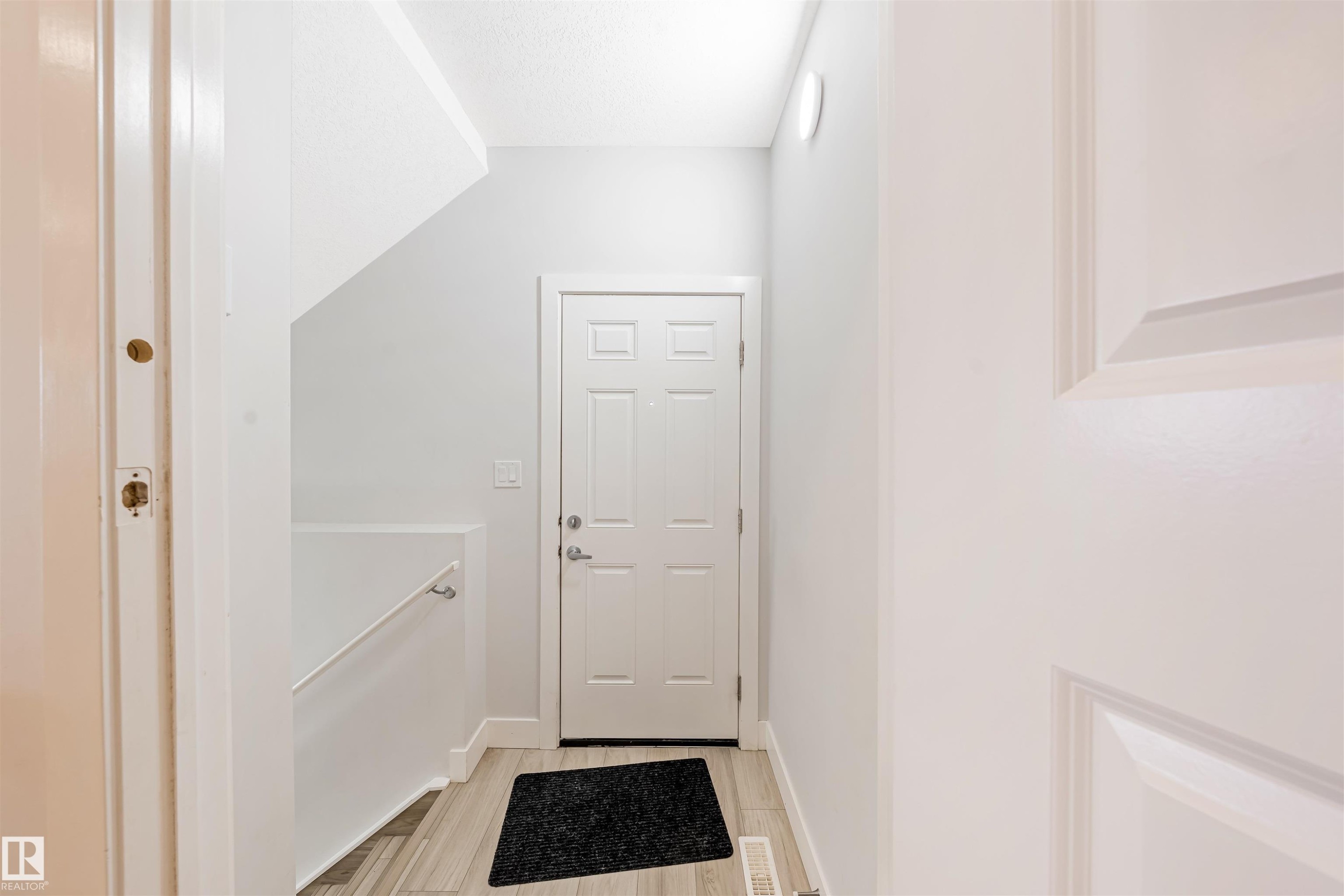 17072 45 Street Nw, Edmonton, AB - Indoor Photo Showing Other Room