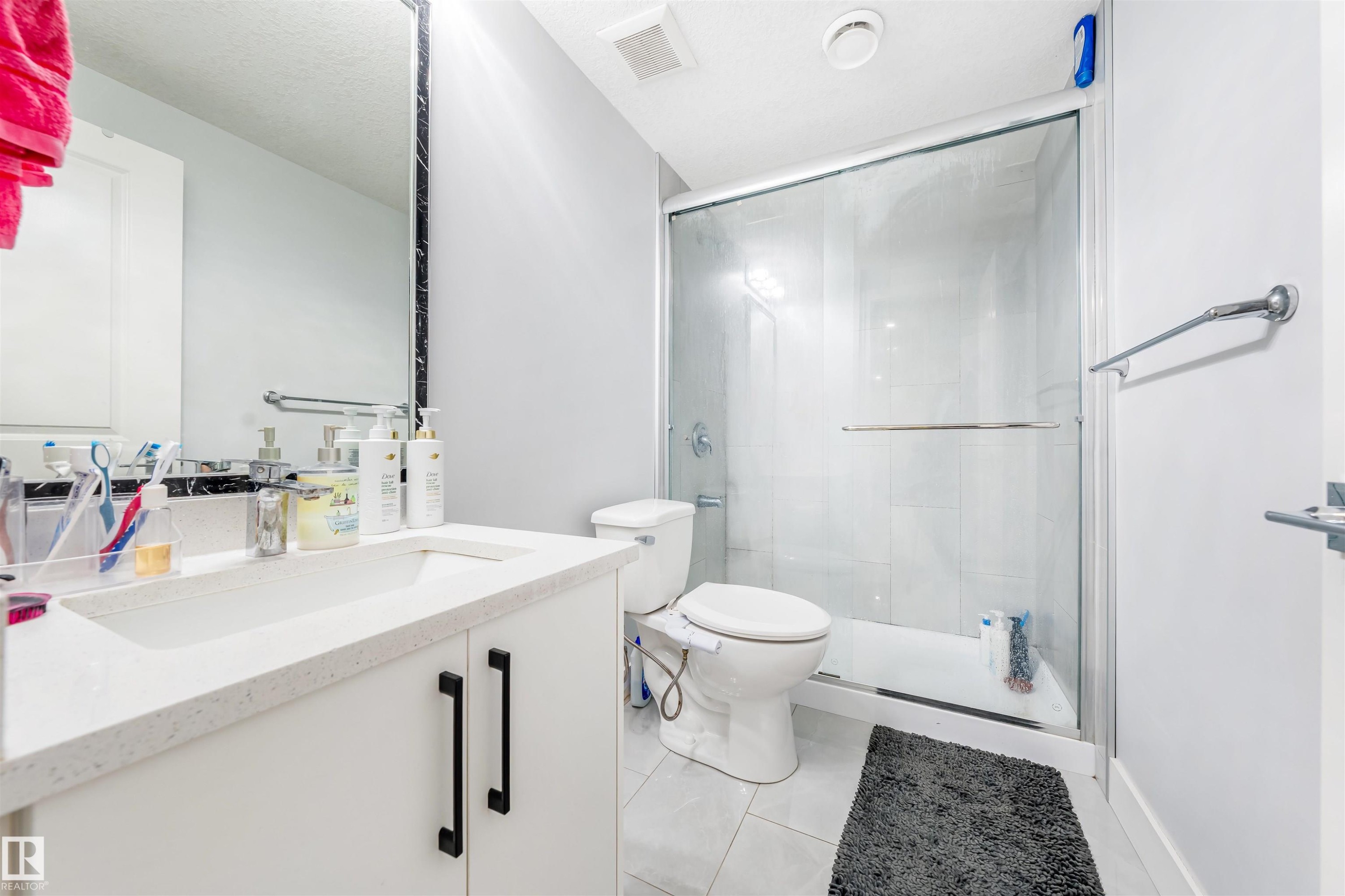 17072 45 Street Nw, Edmonton, AB - Indoor Photo Showing Bathroom