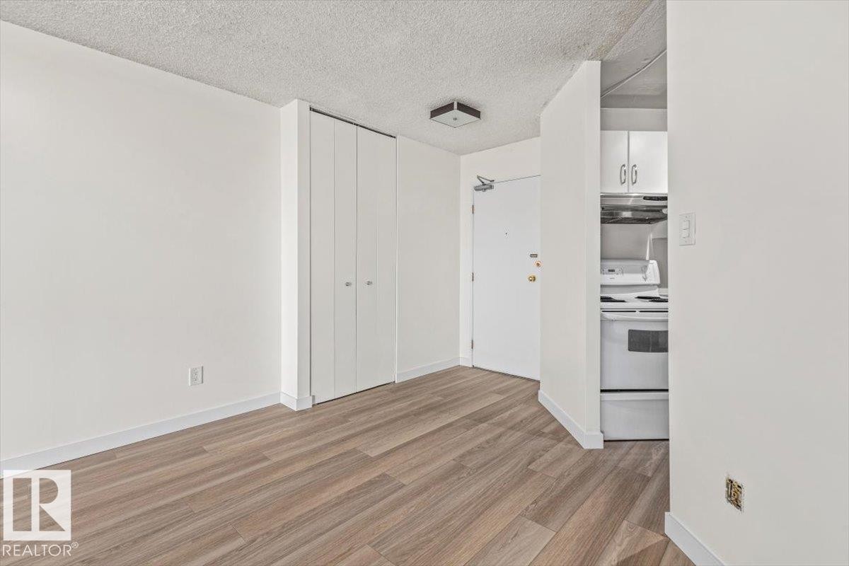 #1004 10045 117 St Nw, Edmonton, AB - Indoor