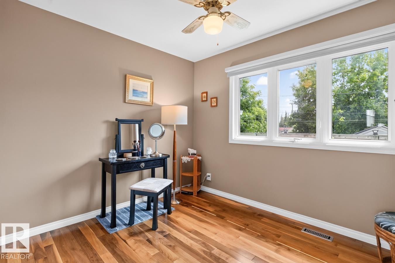 7607 75 Avenue Nw, Edmonton, AB - Indoor