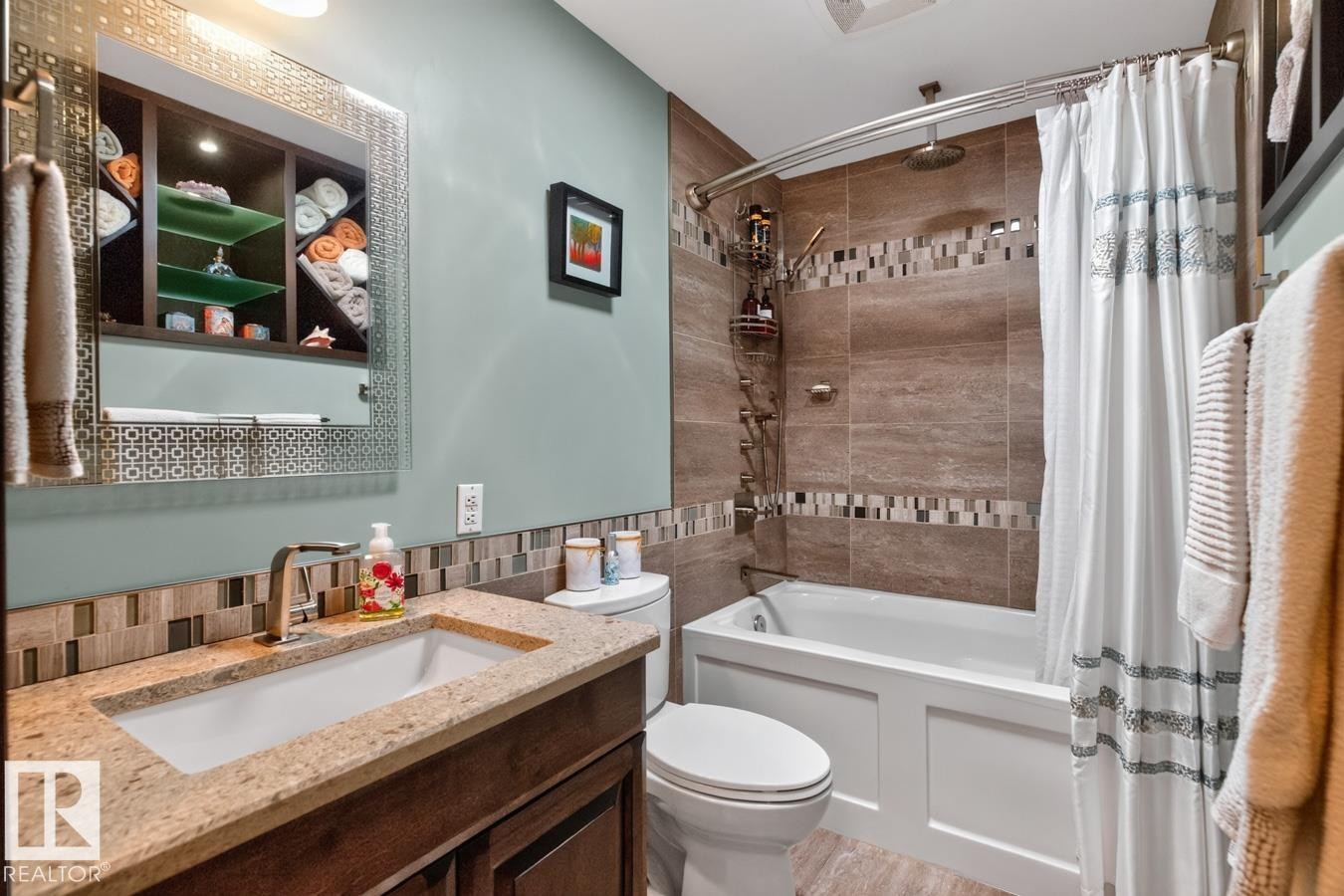 7607 75 Avenue Nw, Edmonton, AB - Indoor Photo Showing Bathroom