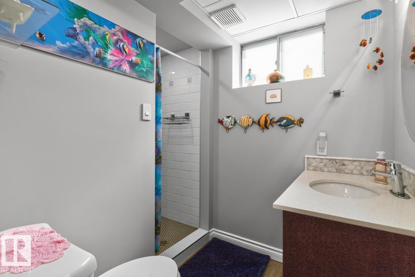 7607 75 Avenue Nw, Edmonton, AB - Indoor Photo Showing Bathroom