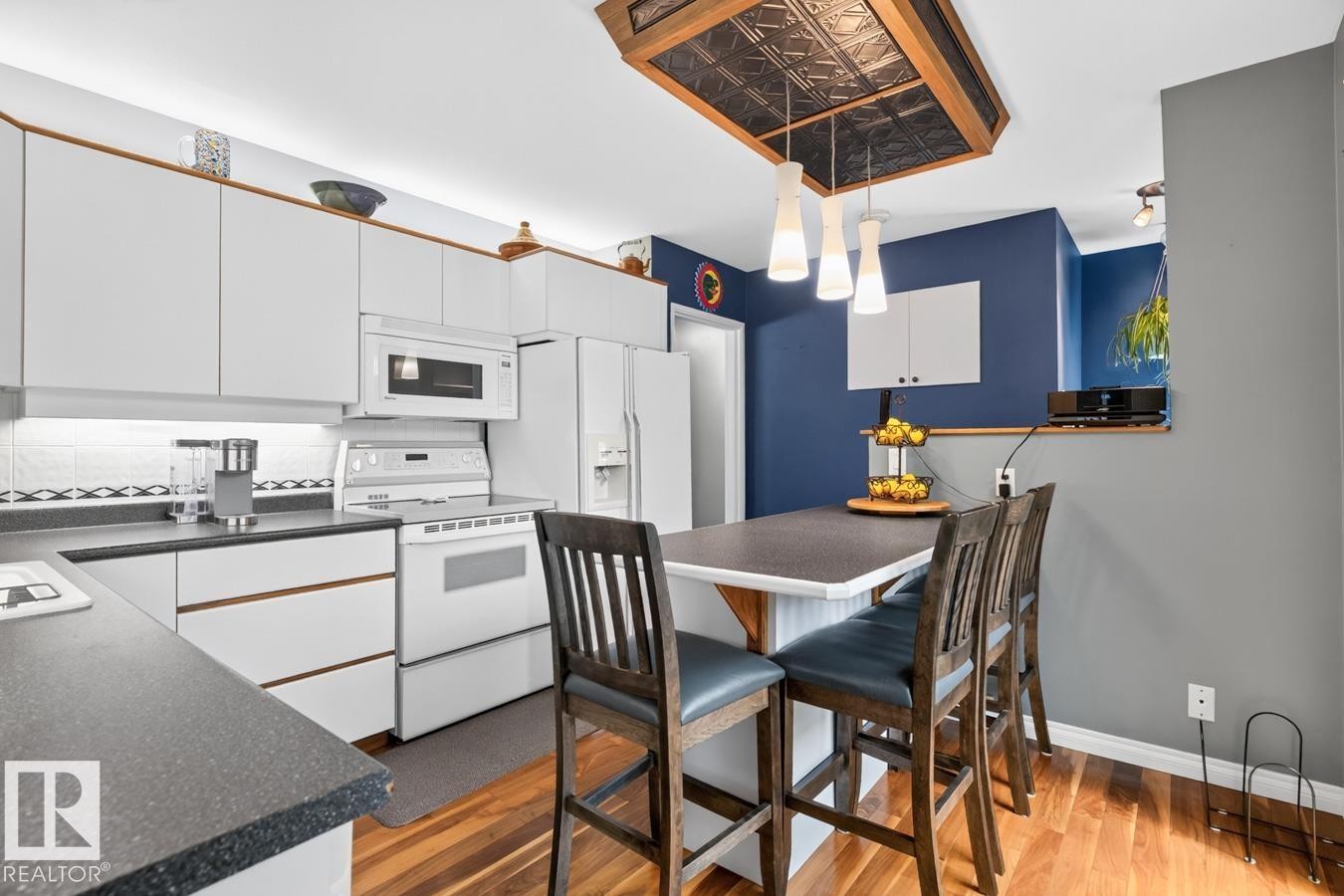 7607 75 Avenue Nw, Edmonton, AB - Indoor