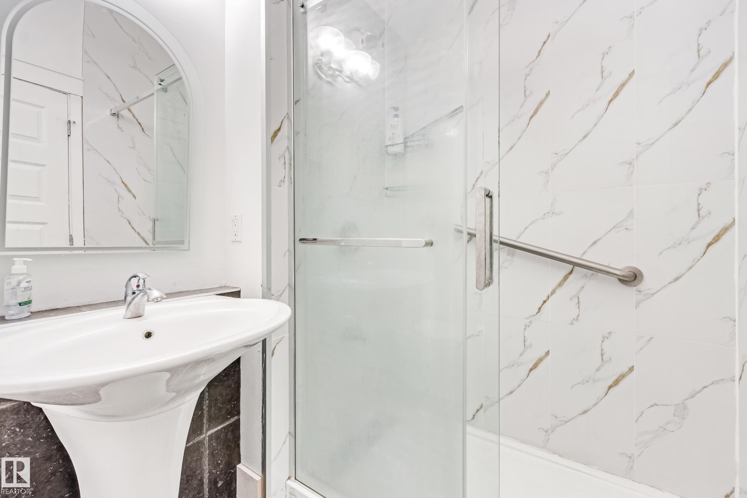 1508 68 Street Sw, Edmonton, AB - Indoor Photo Showing Bathroom