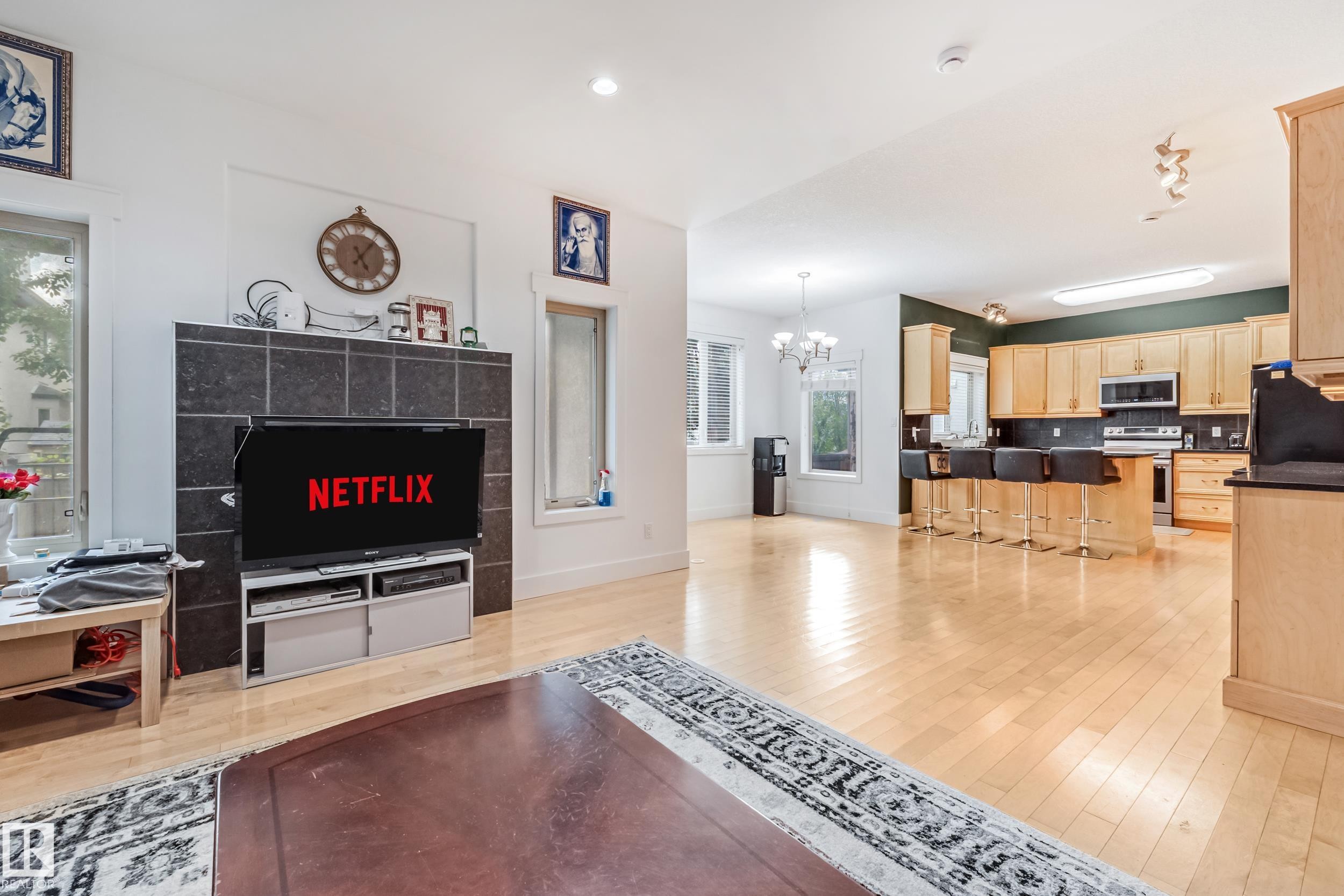 1508 68 Street Sw, Edmonton, AB - Indoor Photo Showing Living Room