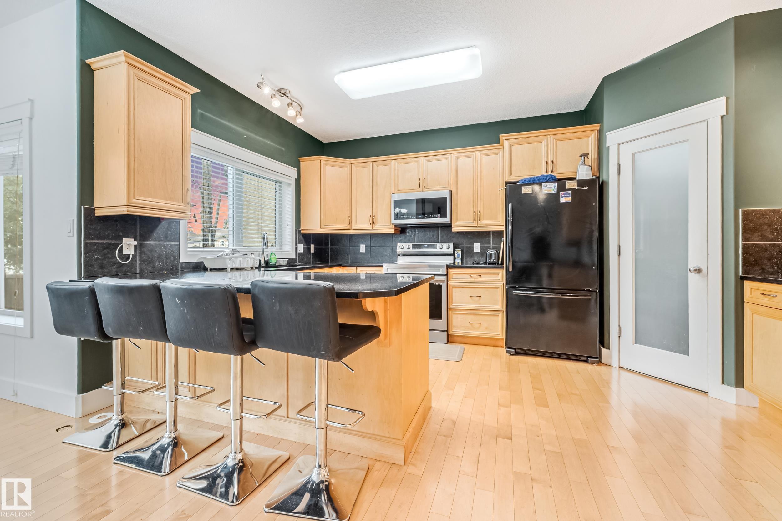 1508 68 Street Sw, Edmonton, AB - Indoor Photo Showing Kitchen