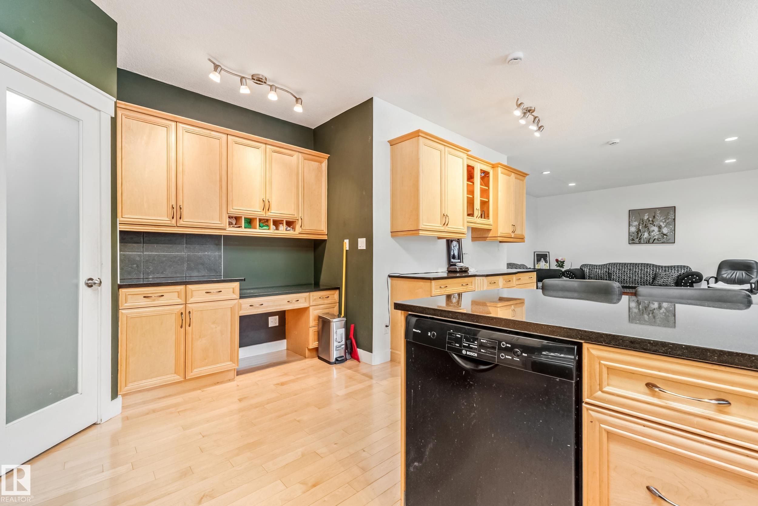 1508 68 Street Sw, Edmonton, AB - Indoor Photo Showing Kitchen