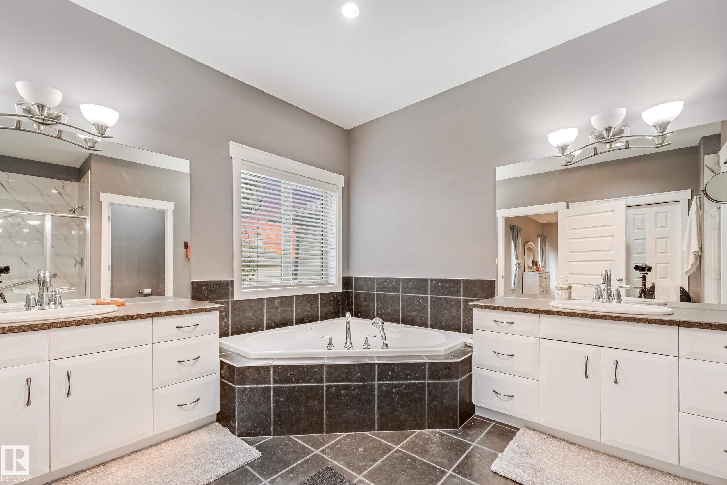 1508 68 Street Sw, Edmonton, AB - Indoor Photo Showing Bathroom