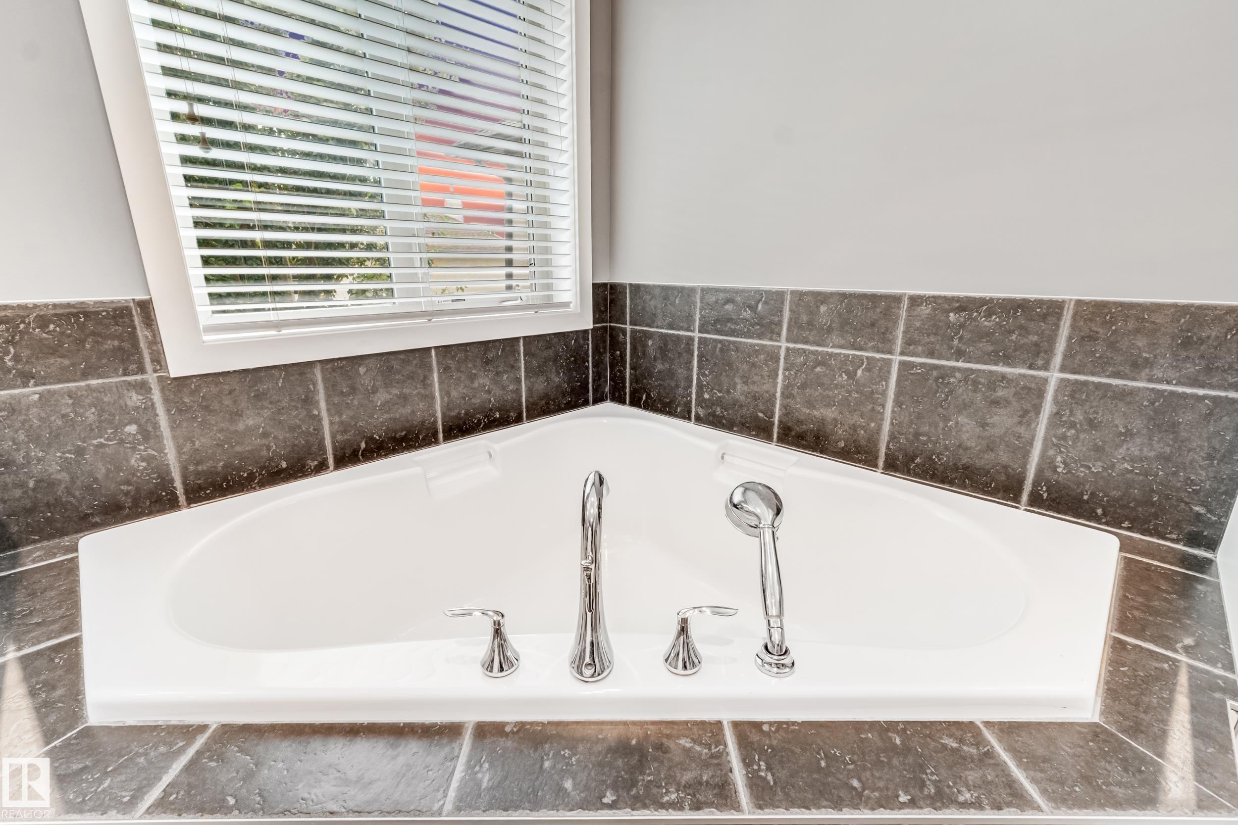 1508 68 Street Sw, Edmonton, AB - Indoor Photo Showing Bathroom