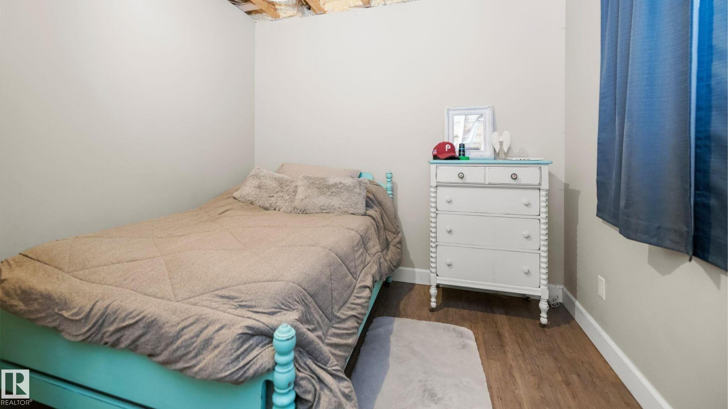 1508 68 Street Sw, Edmonton, AB - Indoor Photo Showing Bedroom