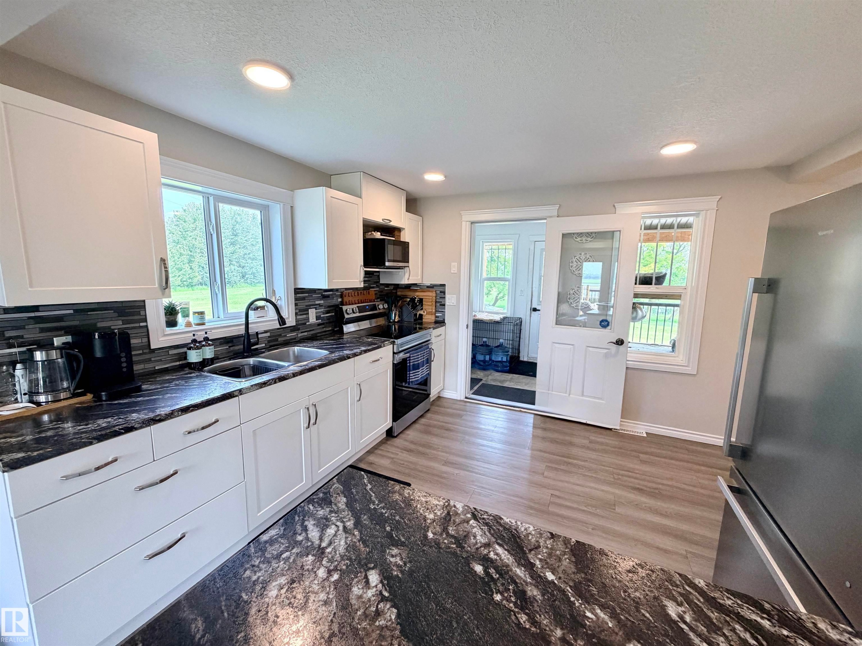58571 Rr 90, Rural St. Paul County, AB - Indoor Photo Showing Kitchen With Double Sink