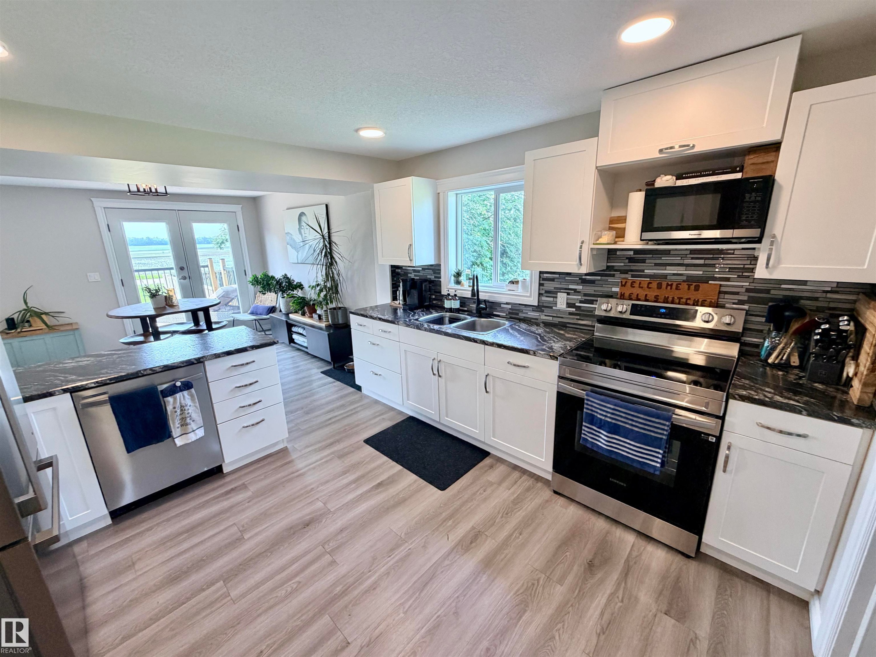 58571 Rr 90, Rural St. Paul County, AB - Indoor Photo Showing Kitchen With Double Sink