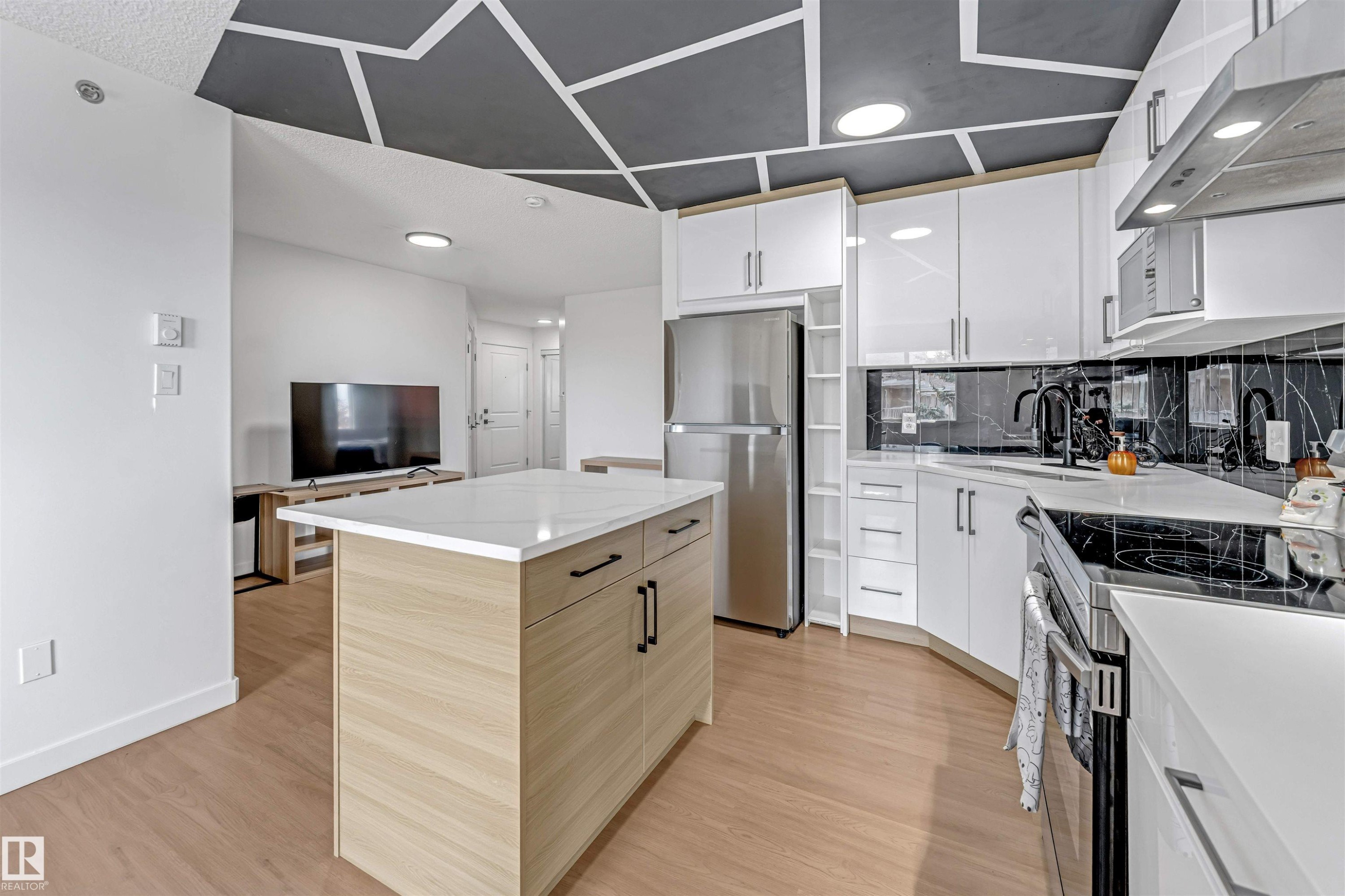 #416 2305 35A Av Nw, Edmonton, AB - Indoor Photo Showing Kitchen