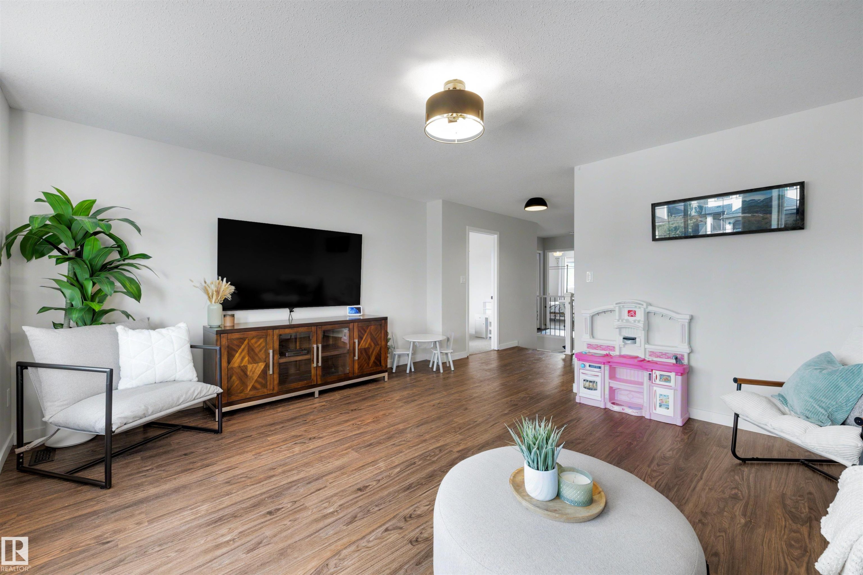 728 173 Street Sw, Edmonton, AB - Indoor Photo Showing Living Room