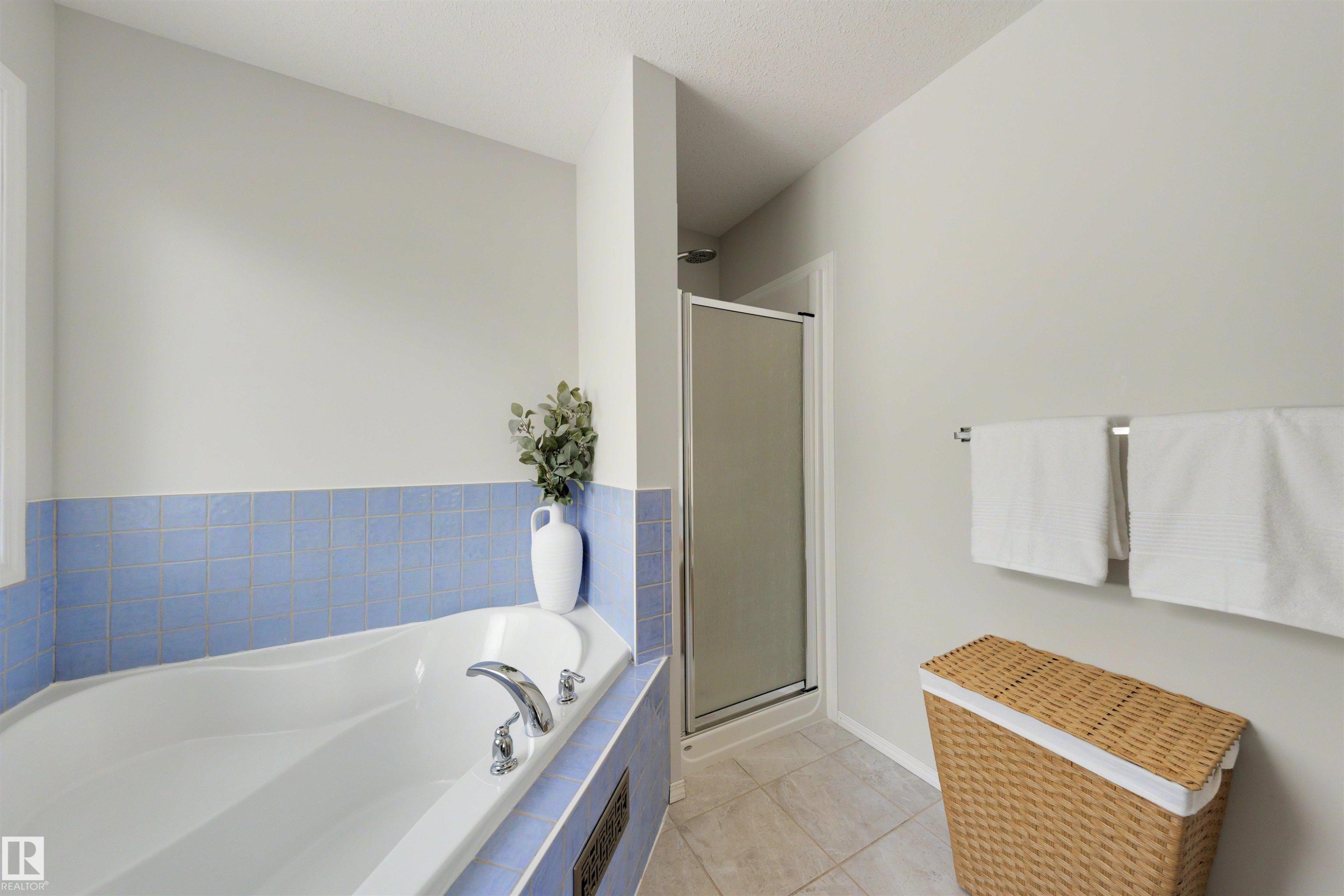728 173 Street Sw, Edmonton, AB - Indoor Photo Showing Bathroom