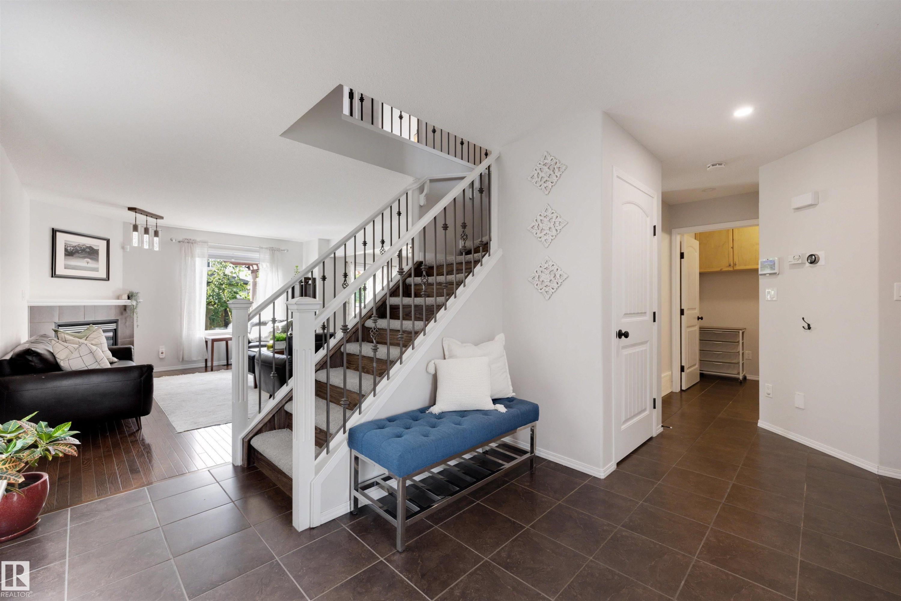 728 173 Street Sw, Edmonton, AB - Indoor Photo Showing Living Room