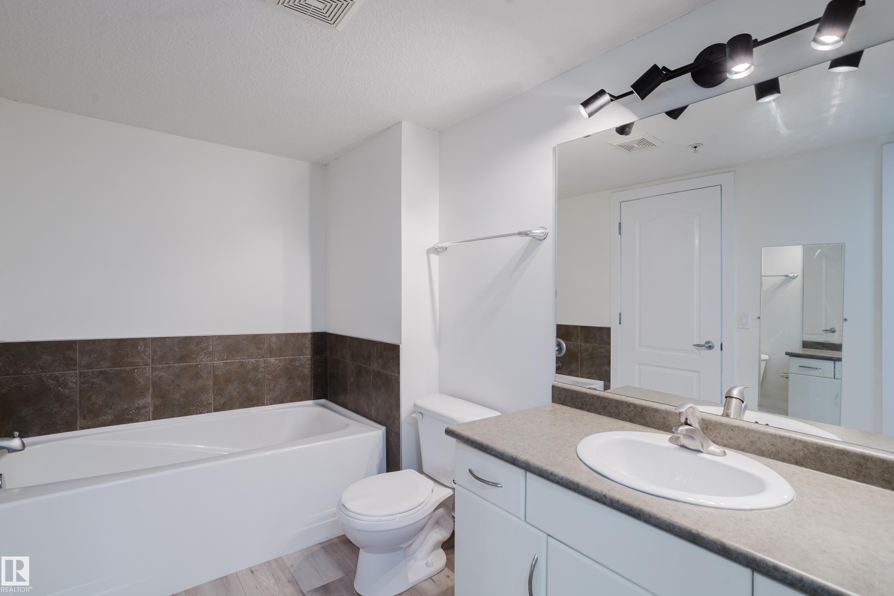 #108 278 Suder Greens Dr Nw, Edmonton, AB - Indoor Photo Showing Bathroom