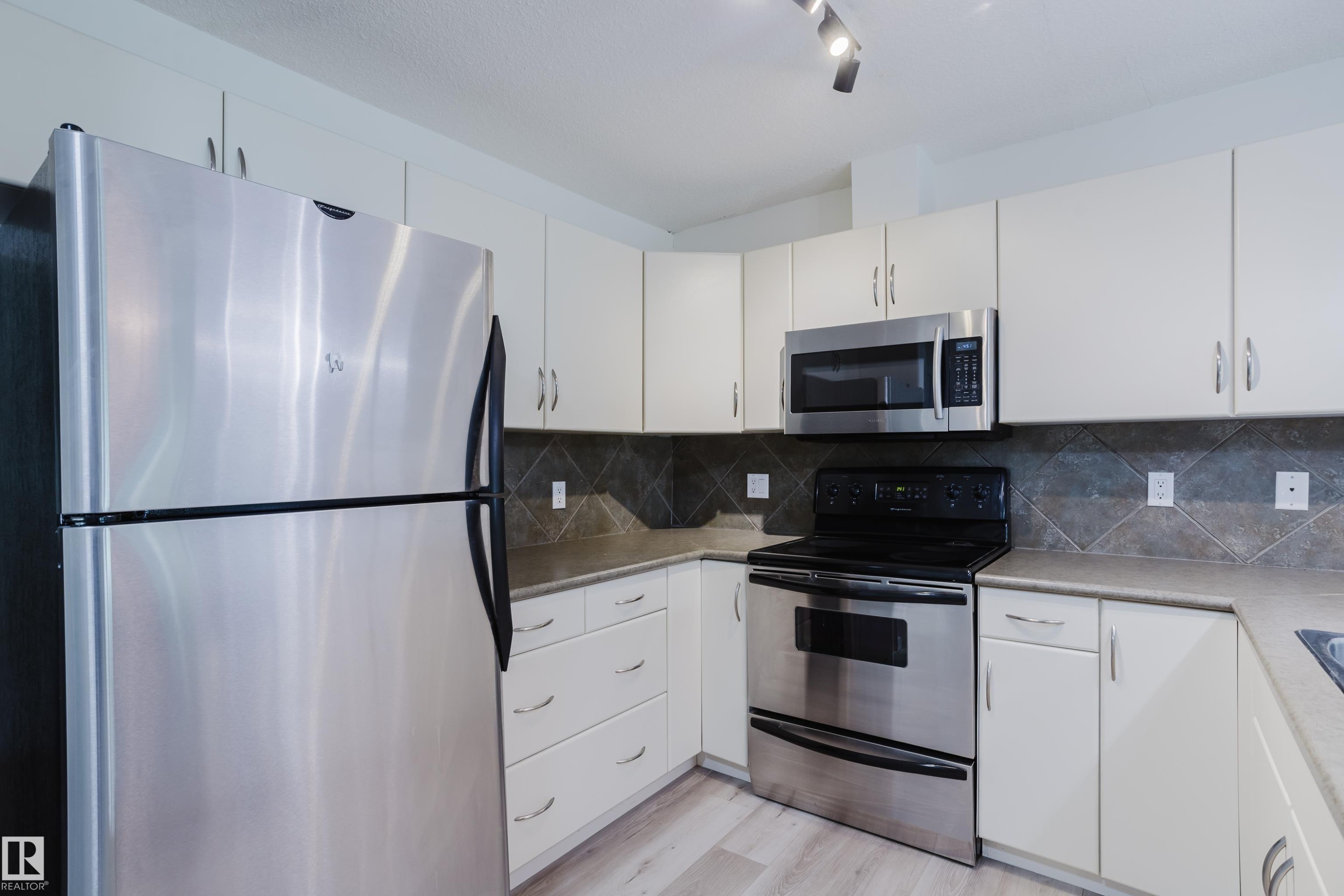 #108 278 Suder Greens Dr Nw, Edmonton, AB - Indoor Photo Showing Kitchen