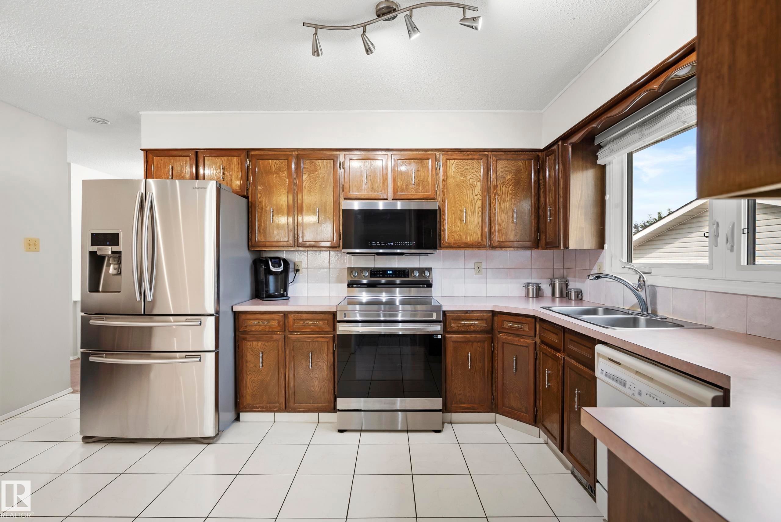 17312 105 Street Nw, Edmonton, AB - Indoor Photo Showing Kitchen With Double Sink