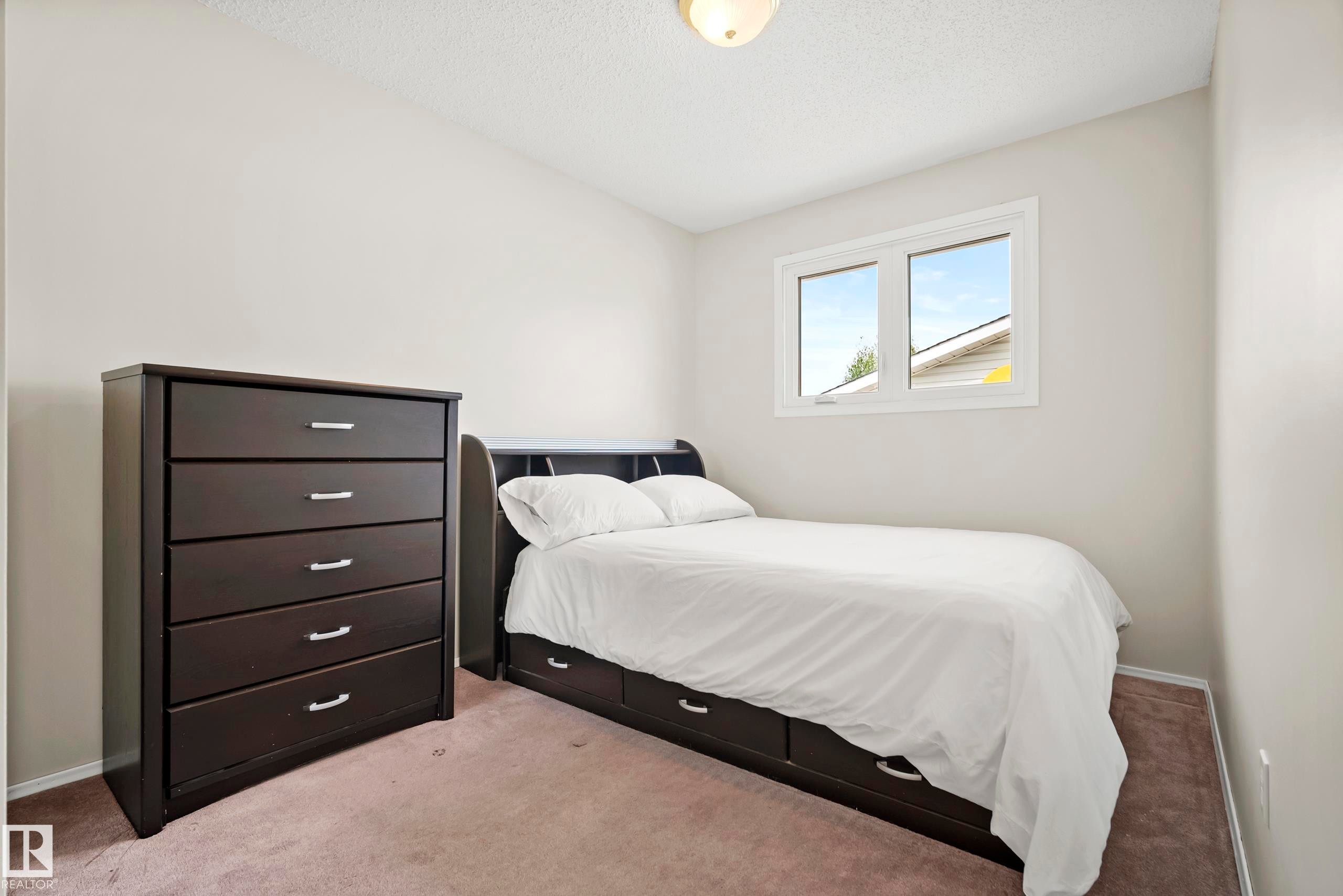 17312 105 Street Nw, Edmonton, AB - Indoor Photo Showing Bedroom