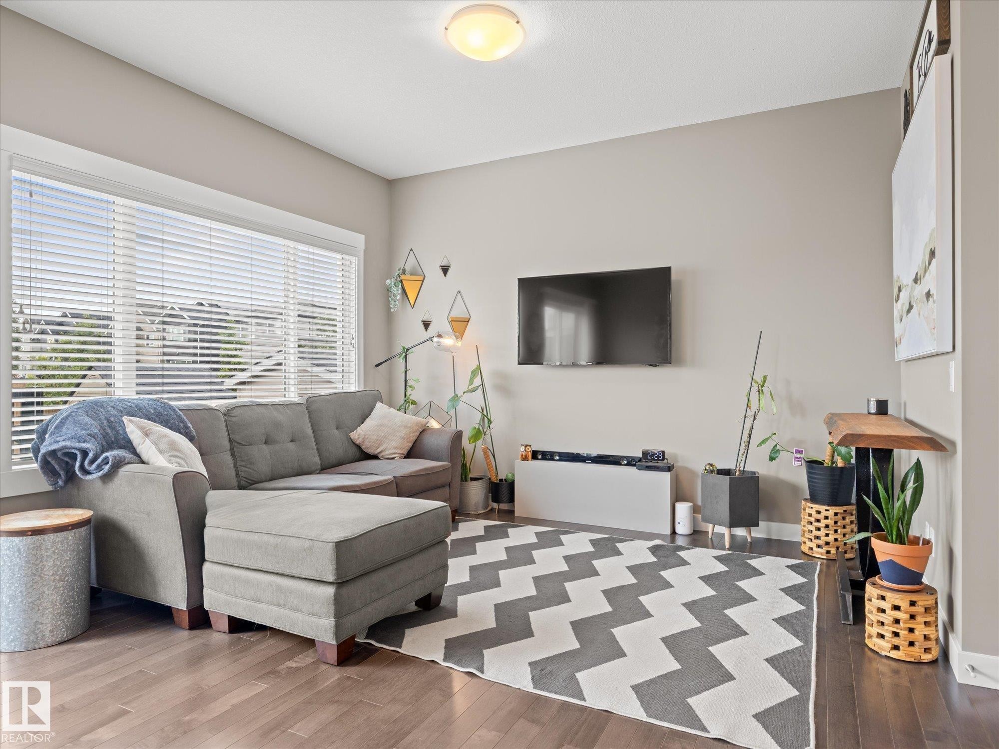 6318 167A Avenue Nw, Edmonton, AB - Indoor Photo Showing Living Room