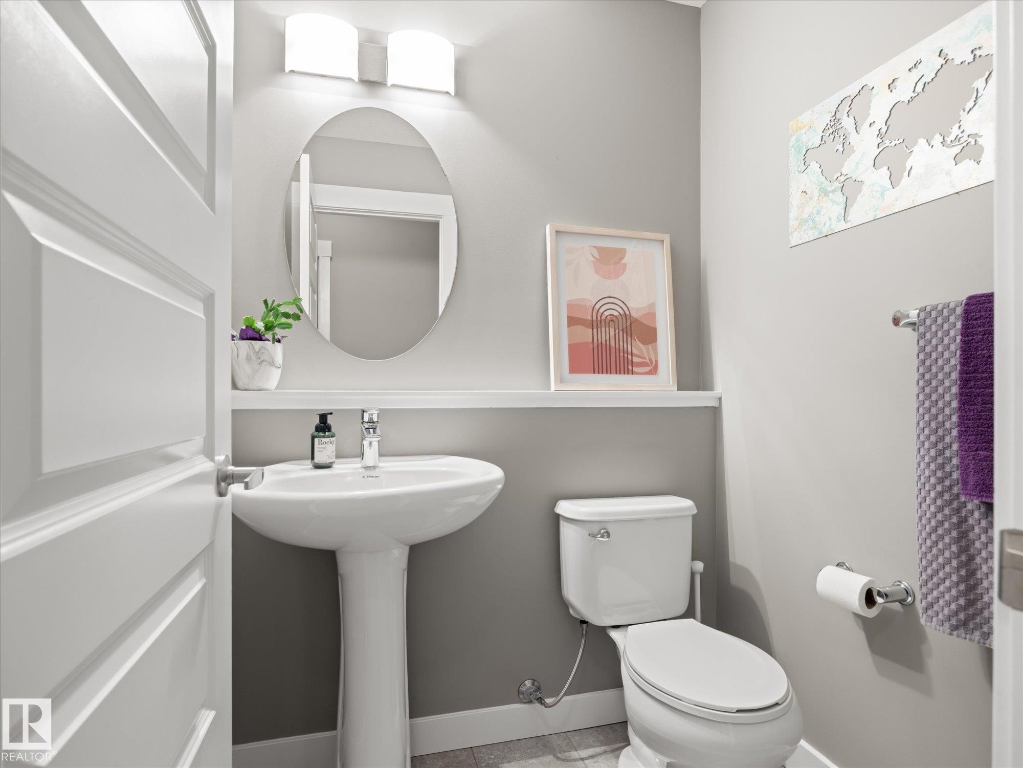 6318 167A Avenue Nw, Edmonton, AB - Indoor Photo Showing Bathroom