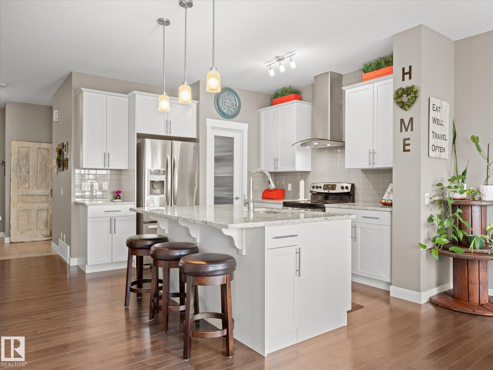 6318 167A Avenue Nw, Edmonton, AB - Indoor Photo Showing Kitchen With Stainless Steel Kitchen With Upgraded Kitchen