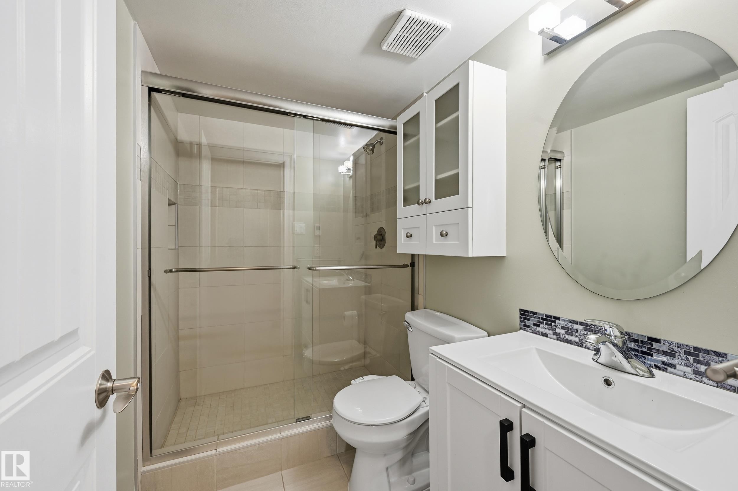 9929 113 Street Nw, Edmonton, AB - Indoor Photo Showing Bathroom