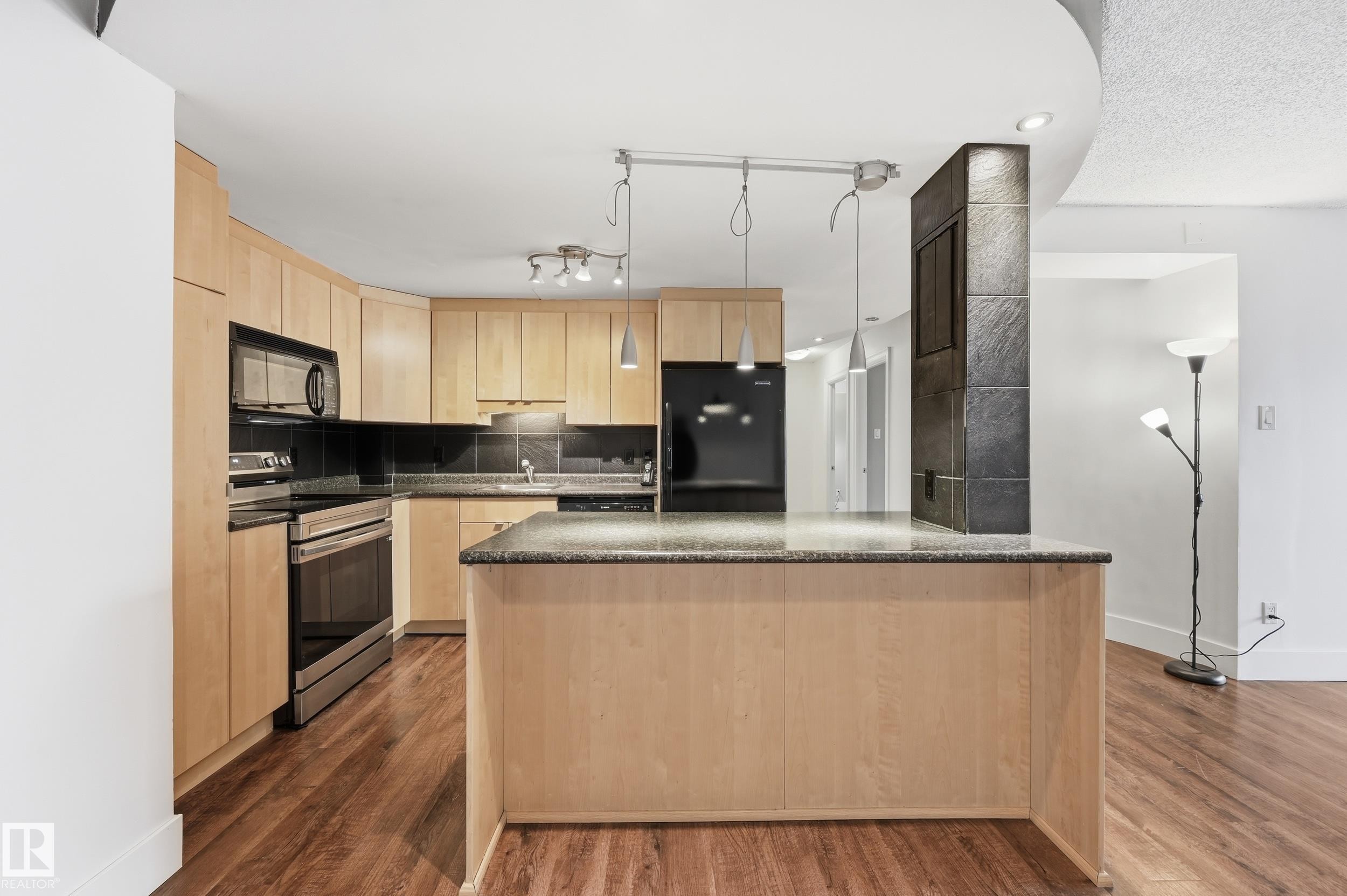 9929 113 Street Nw, Edmonton, AB - Indoor Photo Showing Kitchen