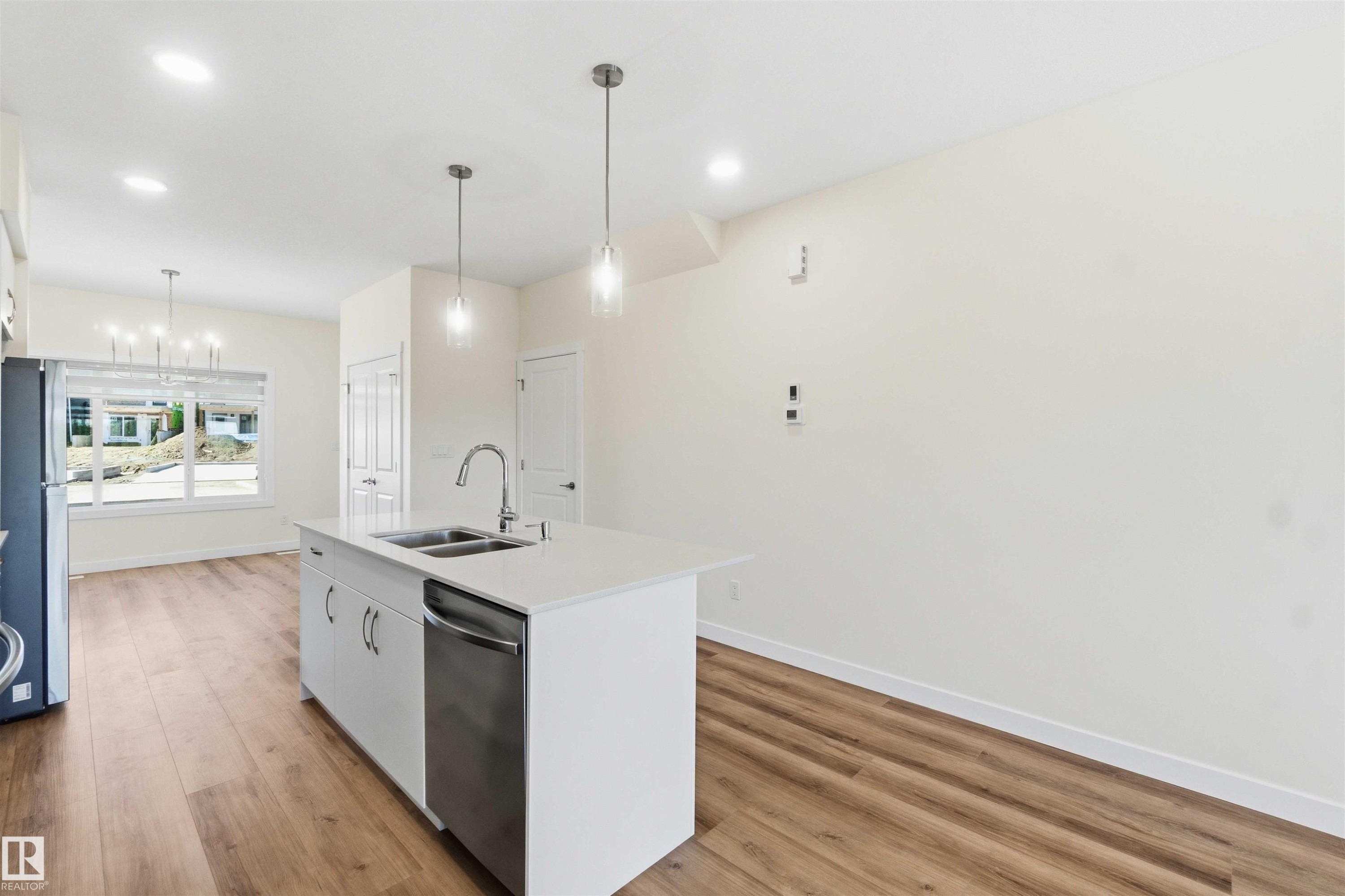4582 Warbler Loop Nw, Edmonton, AB - Indoor Photo Showing Kitchen With Double Sink With Upgraded Kitchen