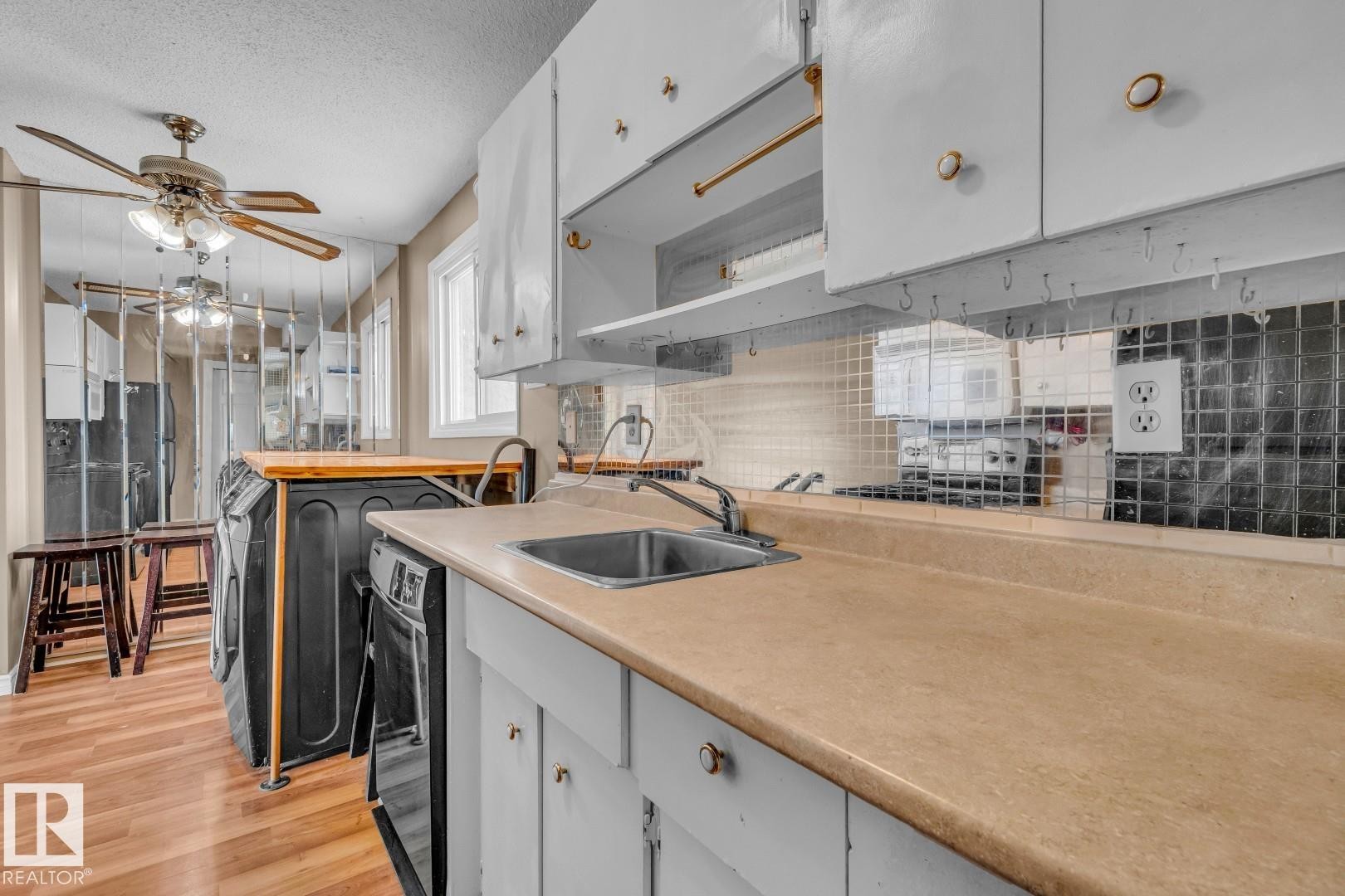 221 Harrison Dr Nw, Edmonton, AB - Indoor Photo Showing Kitchen