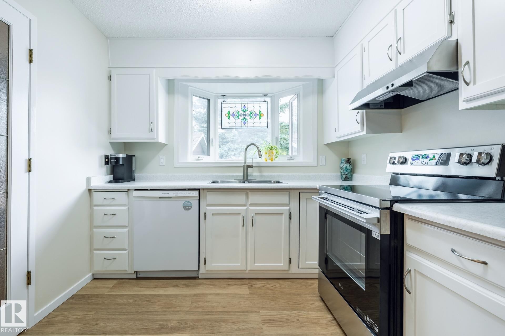 12 Amherst Crescent, St. Albert, AB - Indoor Photo Showing Kitchen With Double Sink