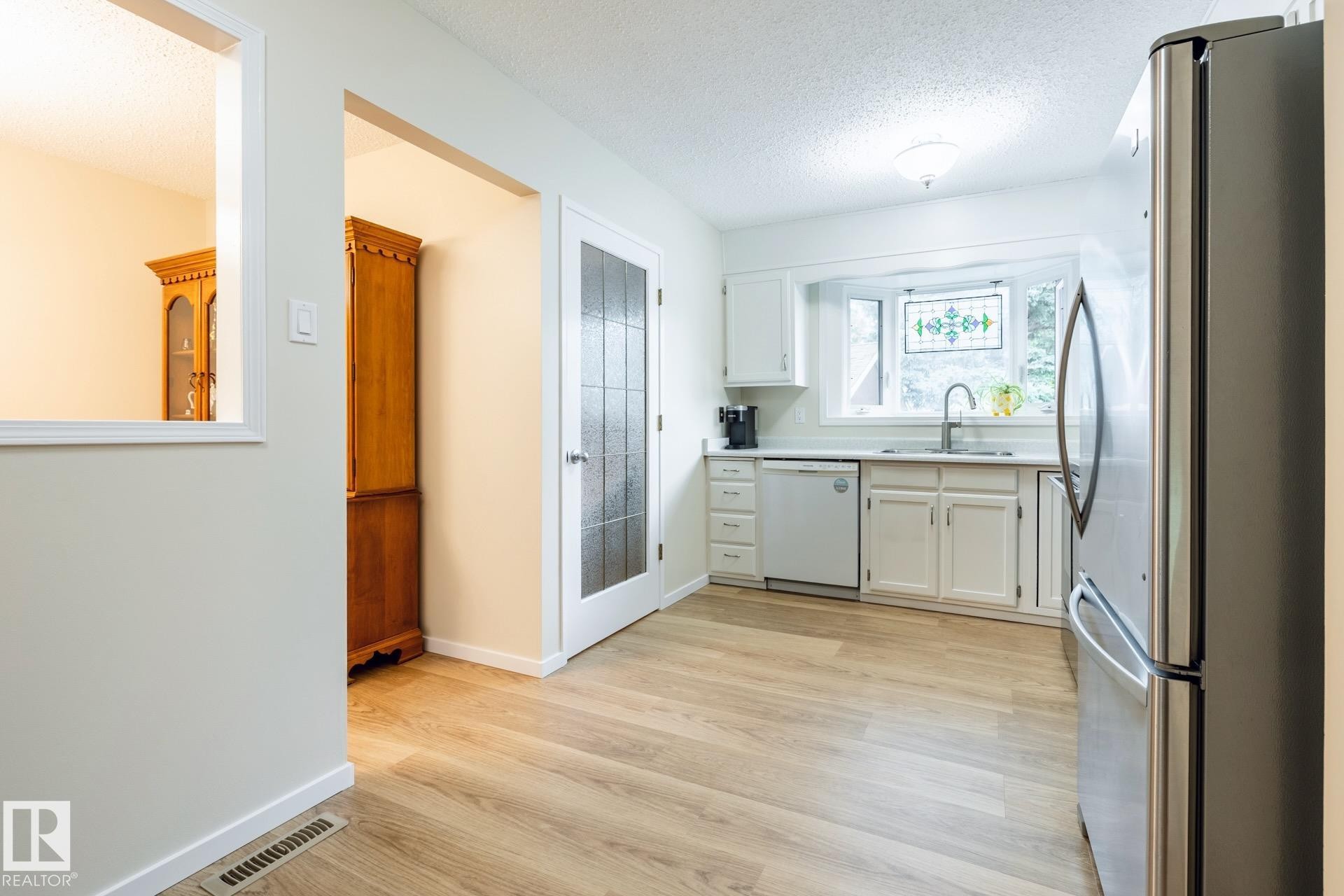 12 Amherst Crescent, St. Albert, AB - Indoor Photo Showing Kitchen