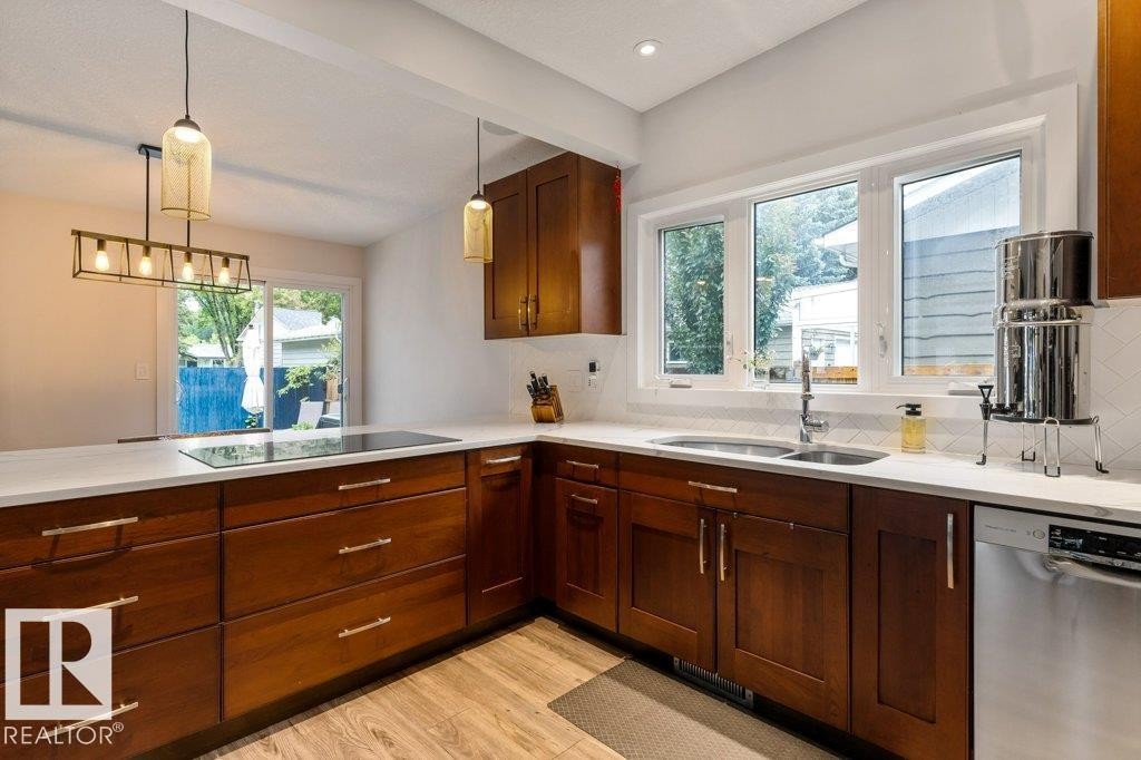 84 Fleetwood Crescent, St. Albert, AB - Indoor Photo Showing Kitchen With Double Sink