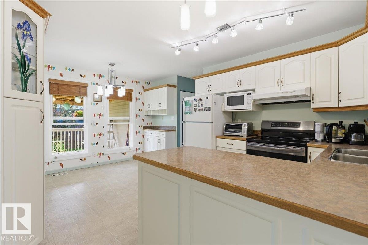 128 Green Ash Drive, Wetaskiwin, AB - Indoor Photo Showing Kitchen With Double Sink