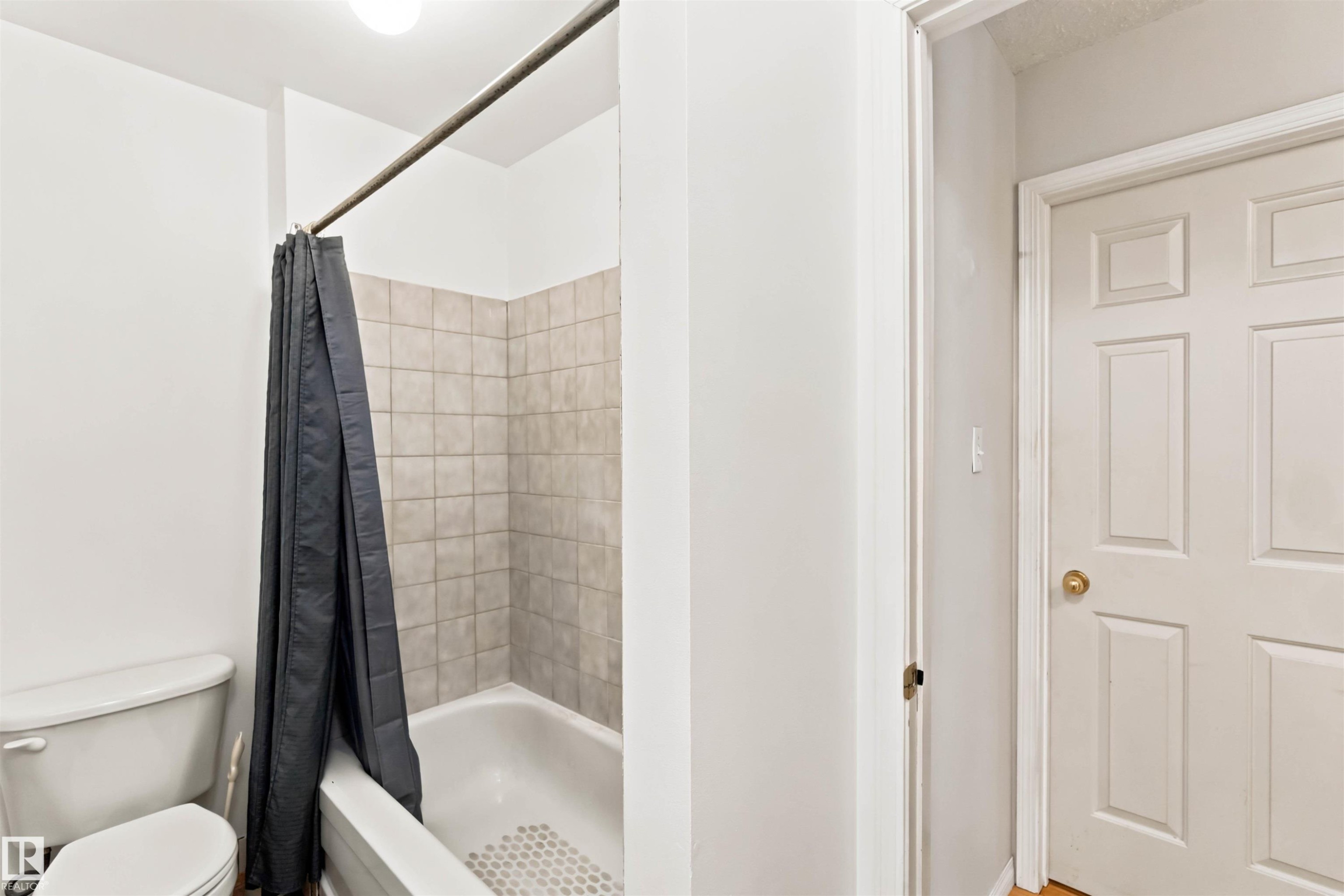 #201 10504 77 Av Nw, Edmonton, AB - Indoor Photo Showing Bathroom