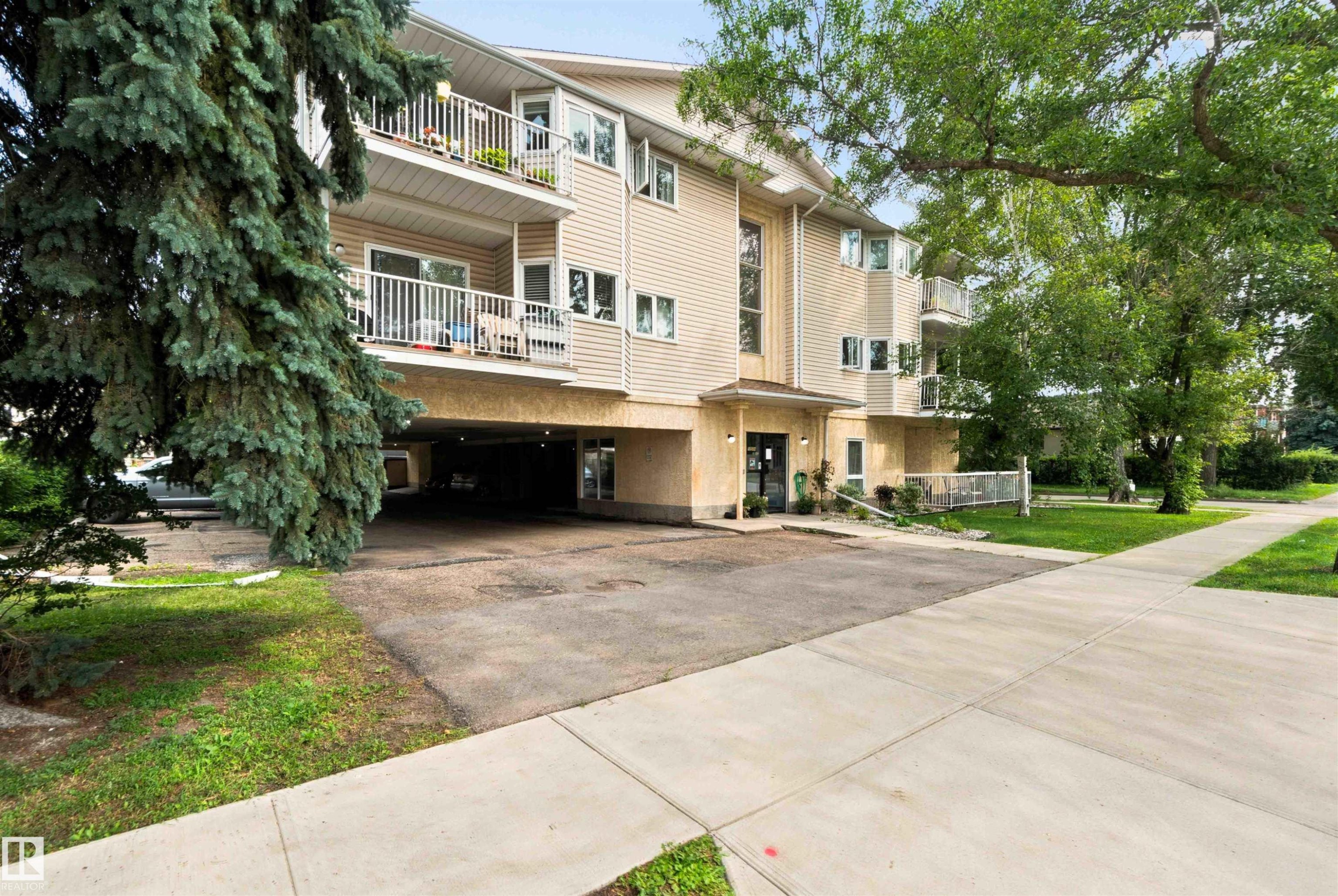 #201 10504 77 Av Nw, Edmonton, AB - Outdoor