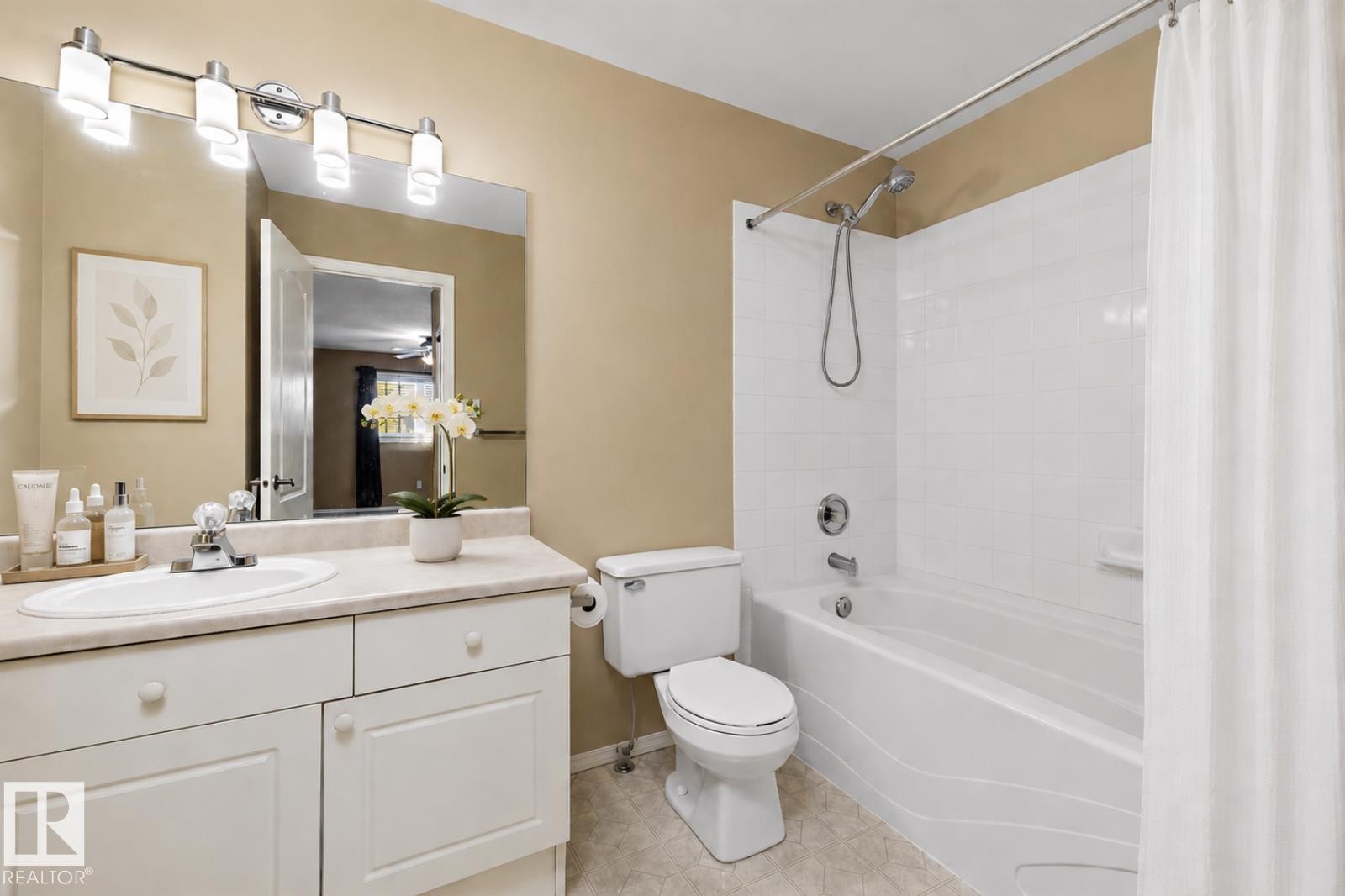 #123 215 Blackburn Dr E Sw, Edmonton, AB - Indoor Photo Showing Bathroom