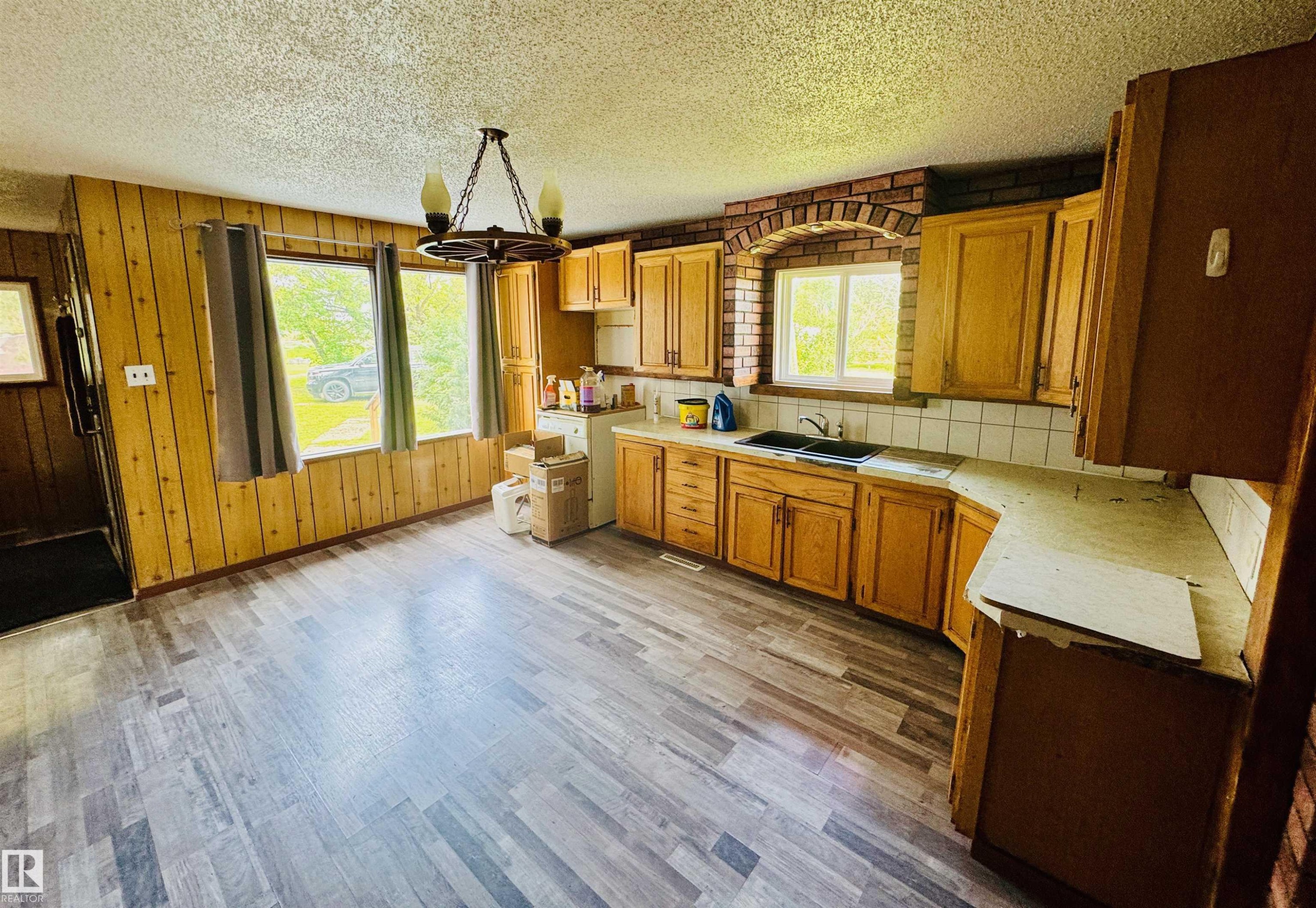 58410 Rng Rd 95, Rural St. Paul County, AB - Indoor Photo Showing Kitchen With Double Sink