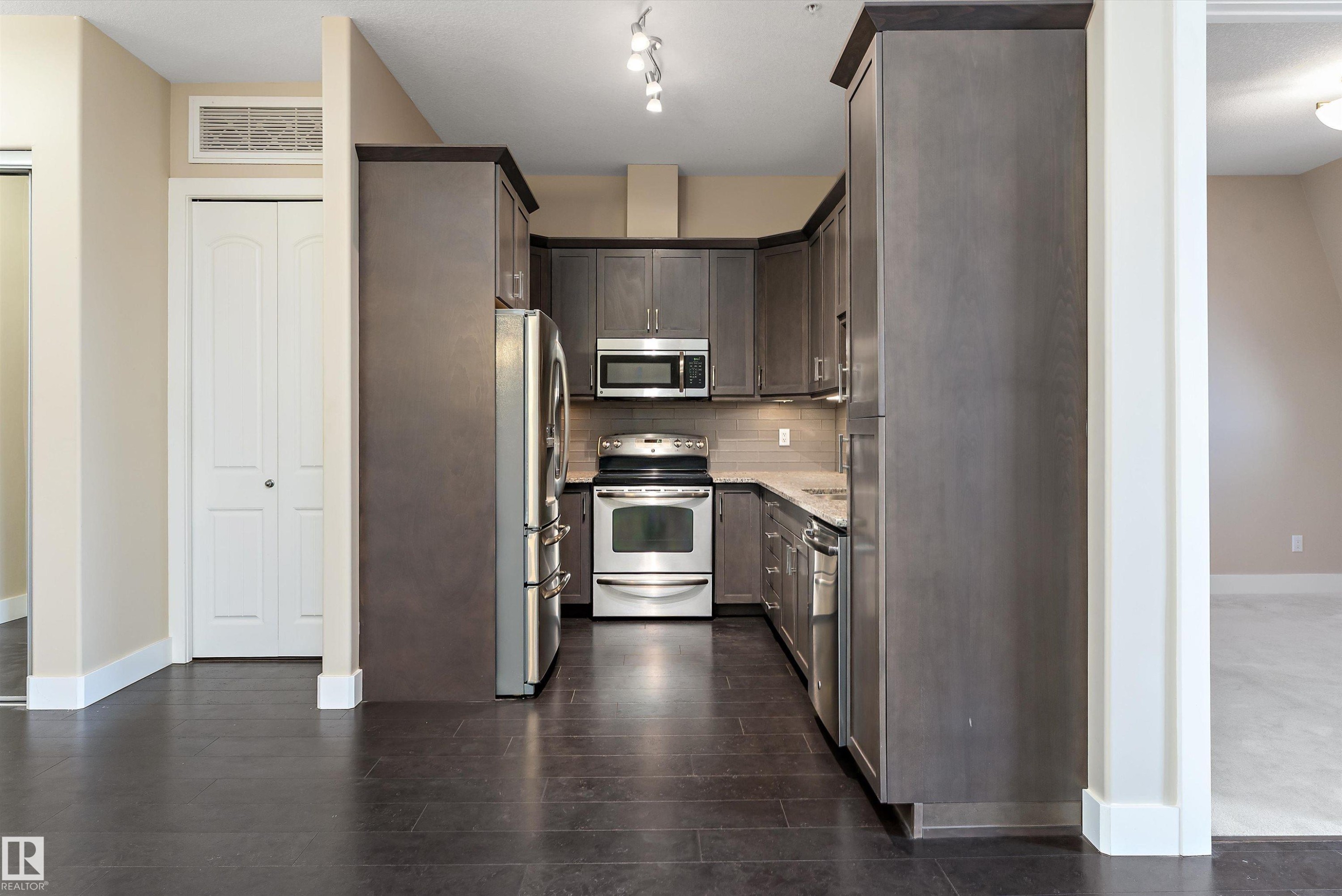 #449 6079 Maynard Wy Nw, Edmonton, AB - Indoor Photo Showing Kitchen With Upgraded Kitchen