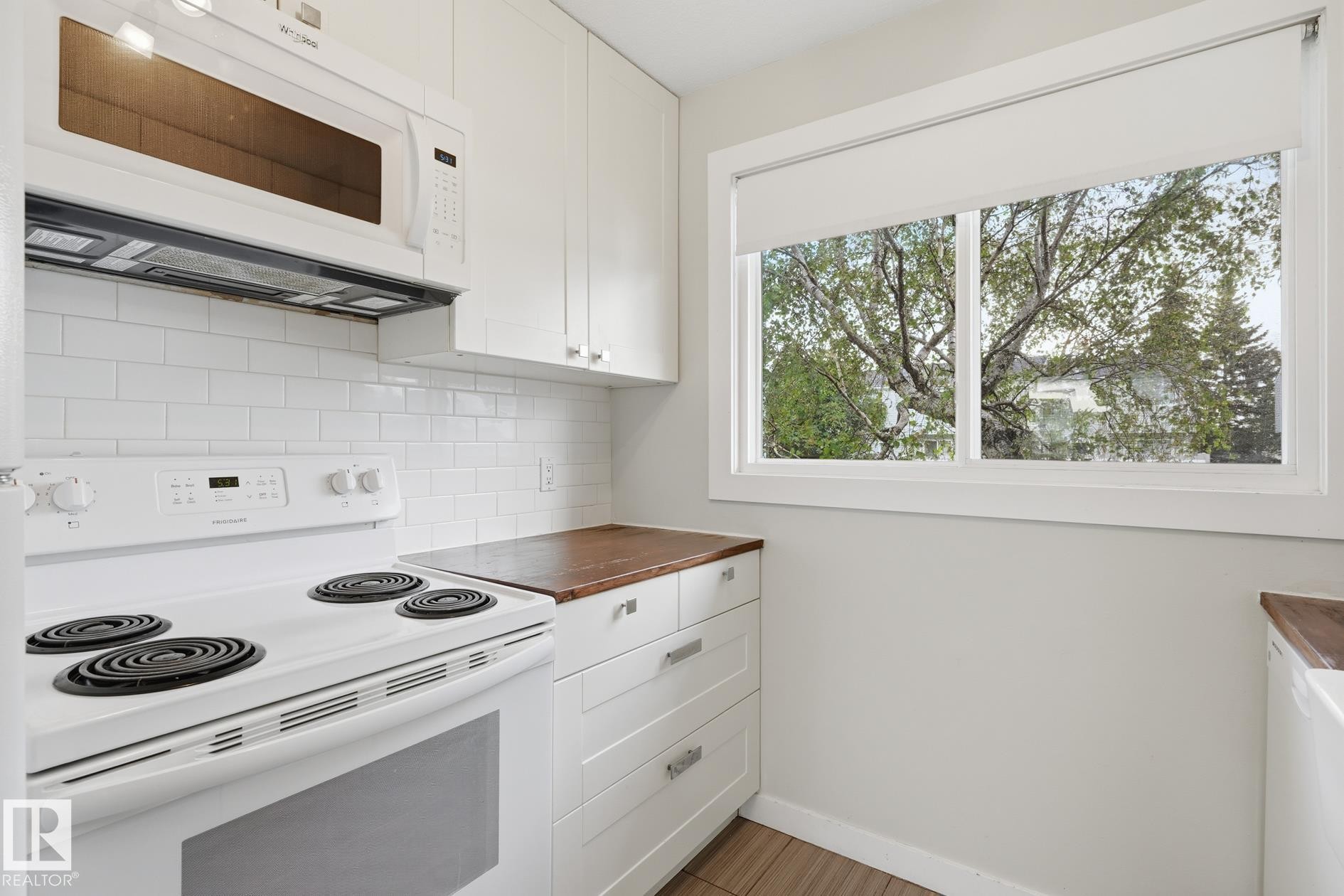 248 Dickinsfield Crest Nw, Edmonton, AB - Indoor Photo Showing Kitchen