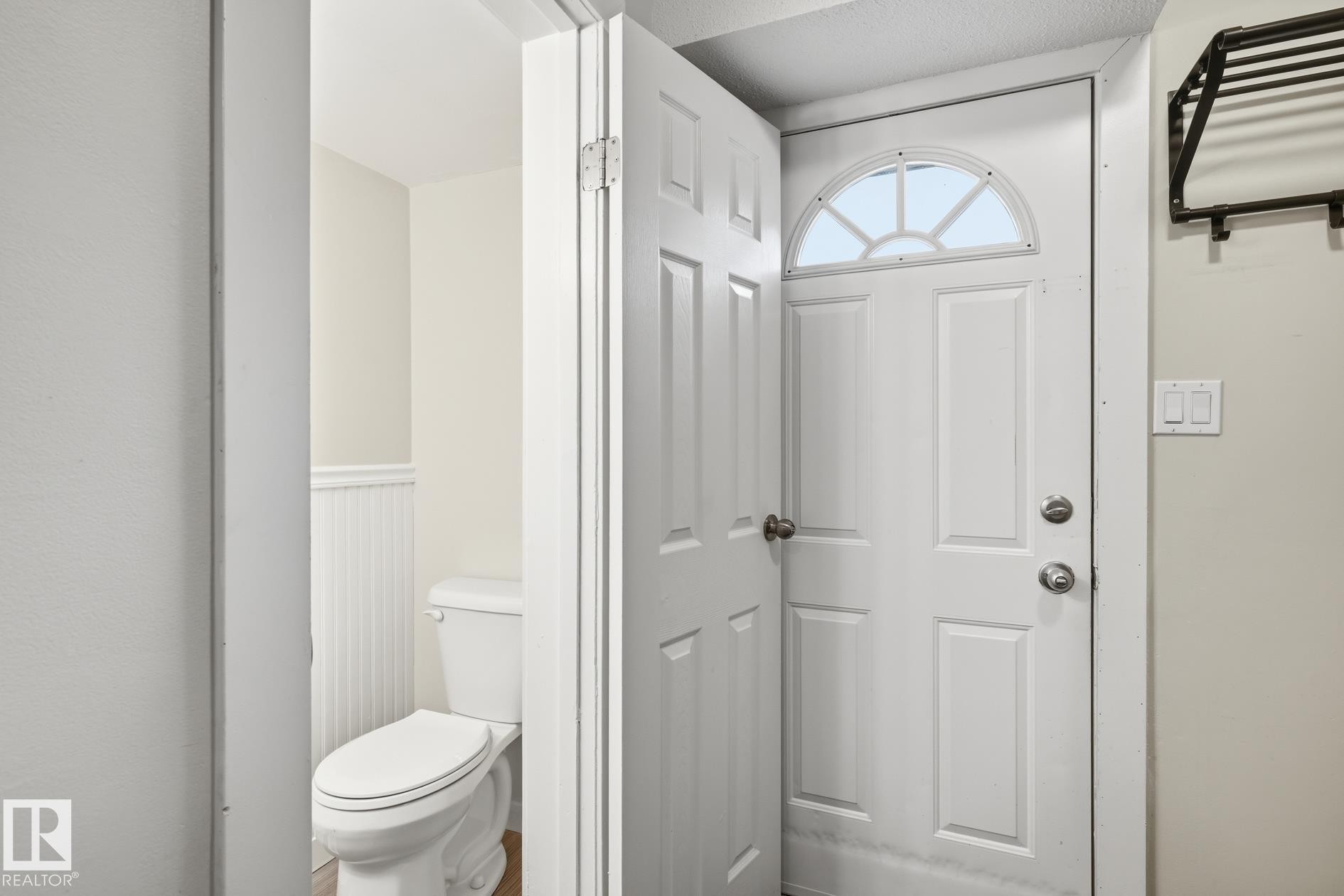 248 Dickinsfield Crest Nw, Edmonton, AB - Indoor Photo Showing Bathroom