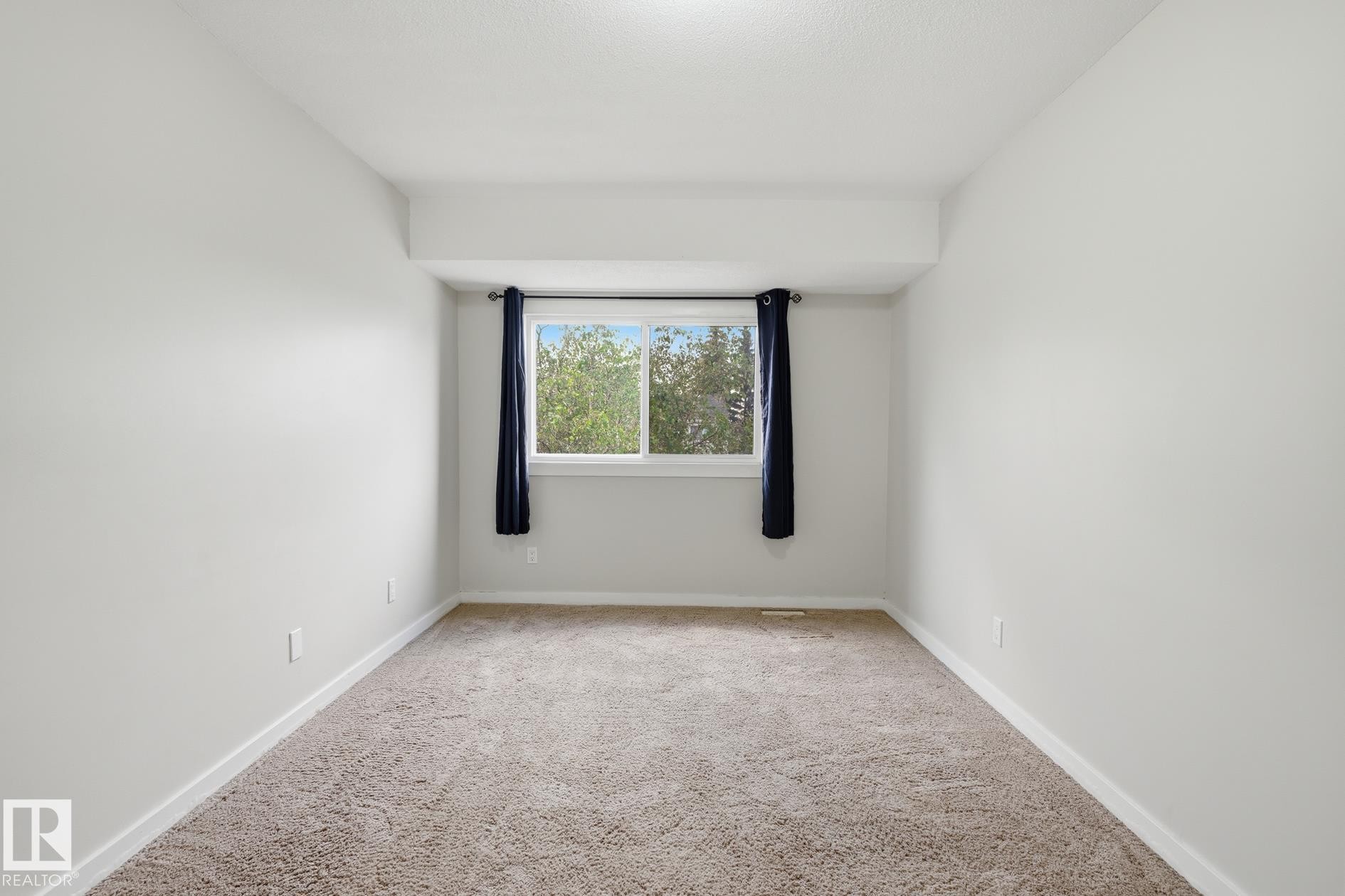 248 Dickinsfield Crest Nw, Edmonton, AB - Indoor Photo Showing Other Room