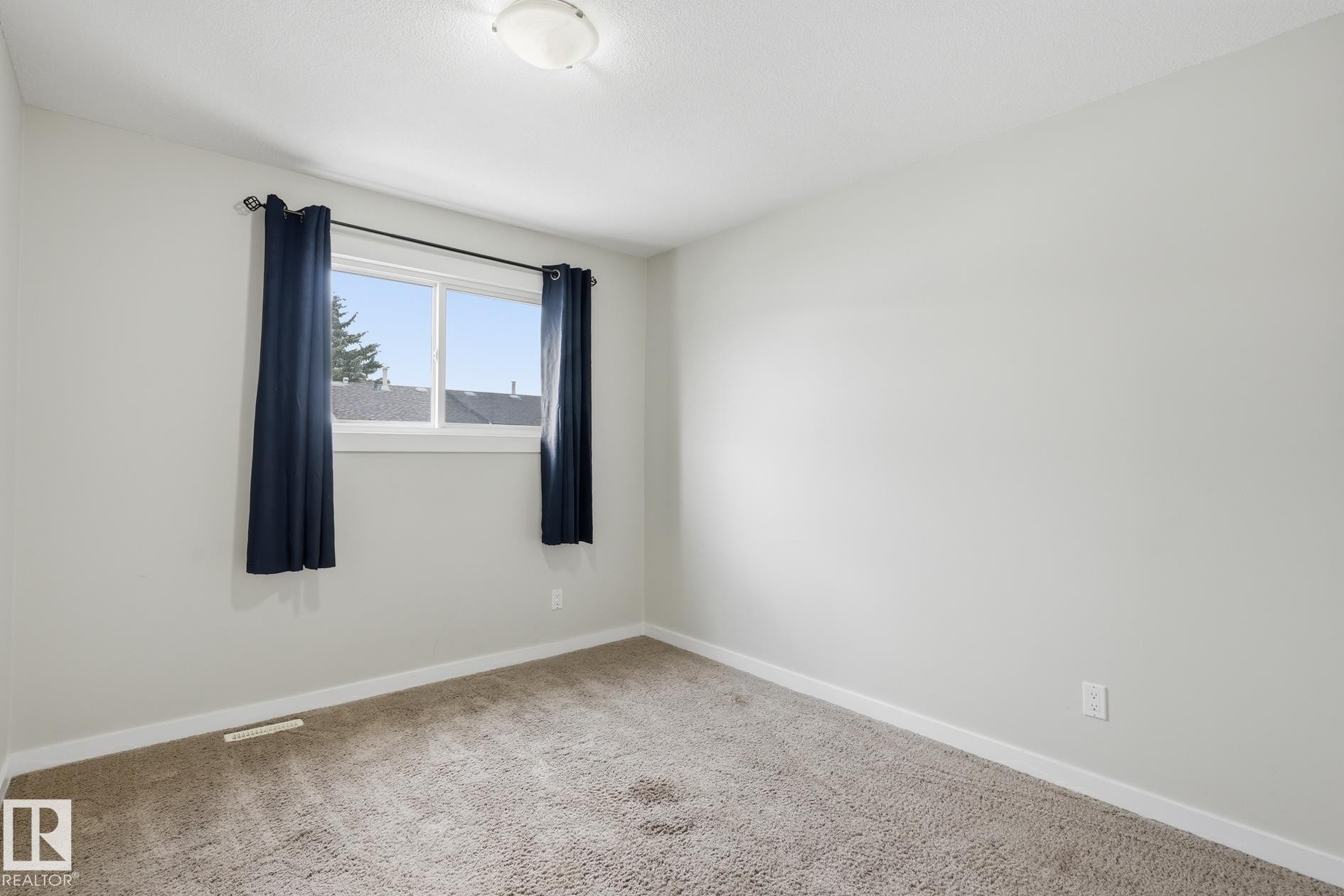 248 Dickinsfield Crest Nw, Edmonton, AB - Indoor Photo Showing Other Room