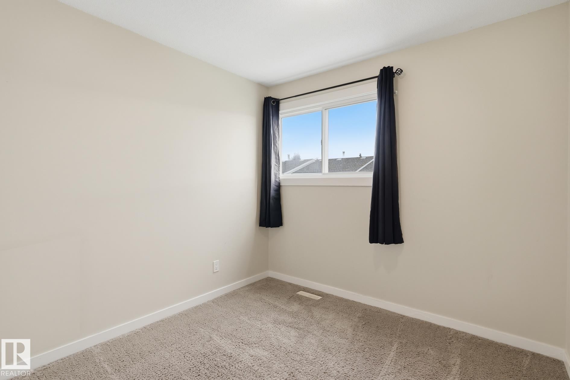 248 Dickinsfield Crest Nw, Edmonton, AB - Indoor Photo Showing Other Room