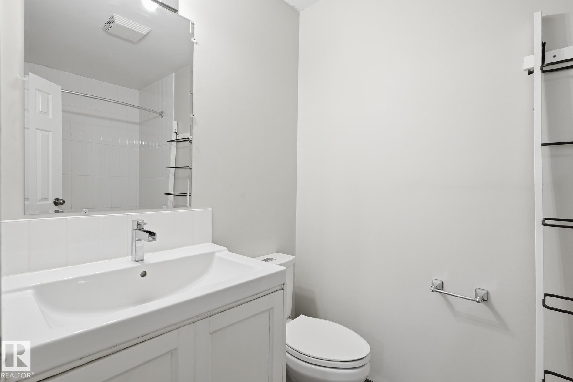 248 Dickinsfield Crest Nw, Edmonton, AB - Indoor Photo Showing Bathroom