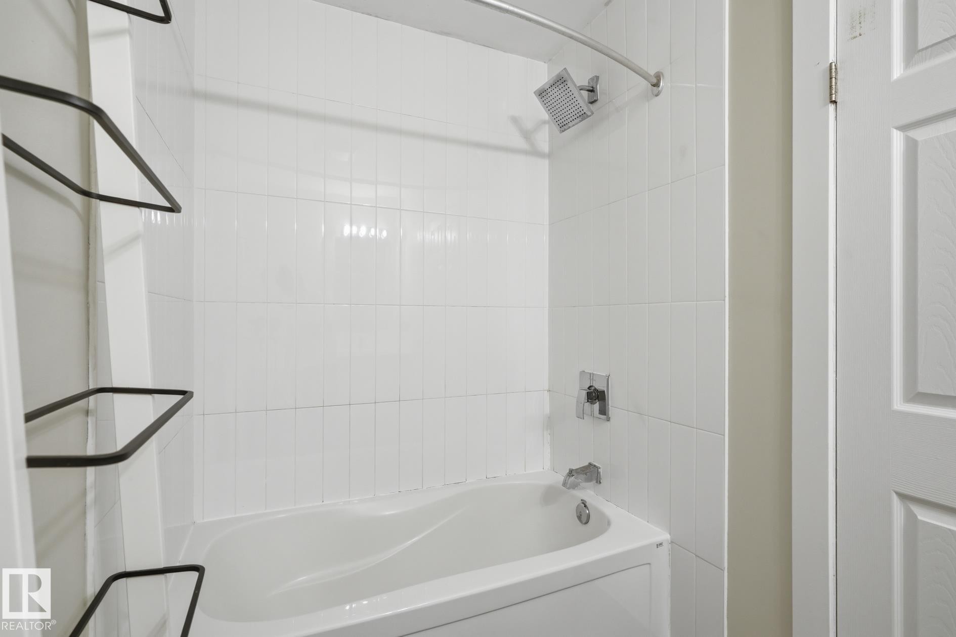 248 Dickinsfield Crest Nw, Edmonton, AB - Indoor Photo Showing Bathroom