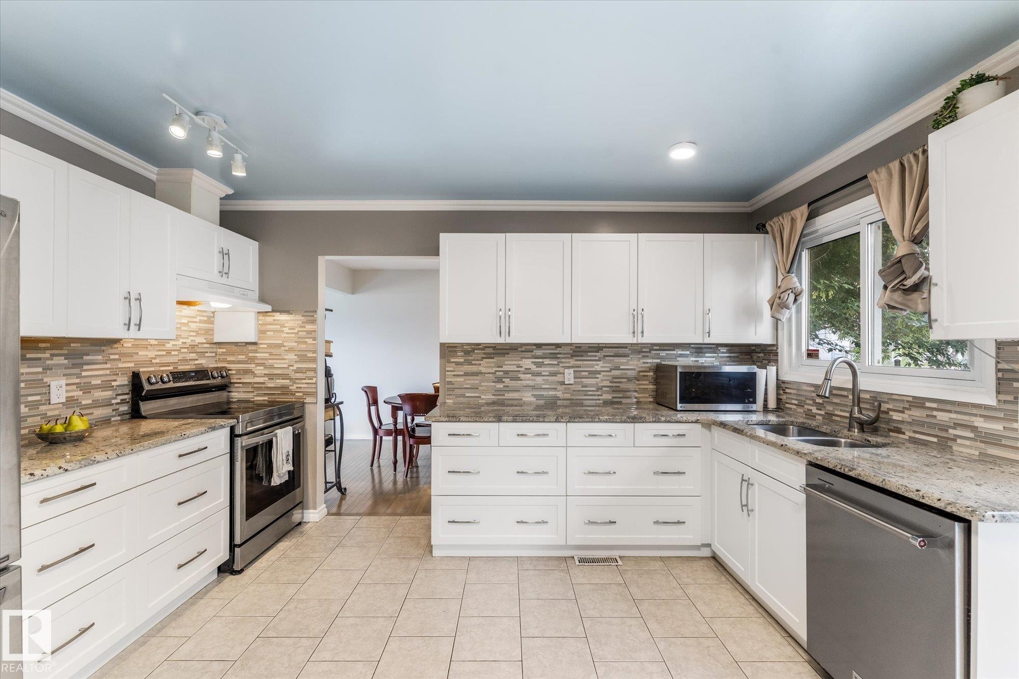 3 Windermere Drive, Spruce Grove, AB - Indoor Photo Showing Kitchen With Stainless Steel Kitchen With Double Sink With Upgraded Kitchen
