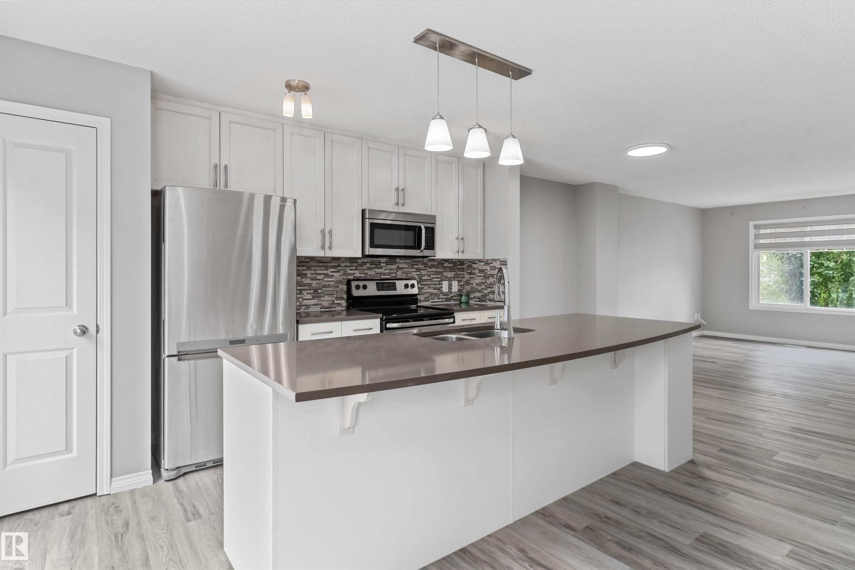 #98 4050 Savaryn Dr Sw, Edmonton, AB - Indoor Photo Showing Kitchen With Double Sink With Upgraded Kitchen