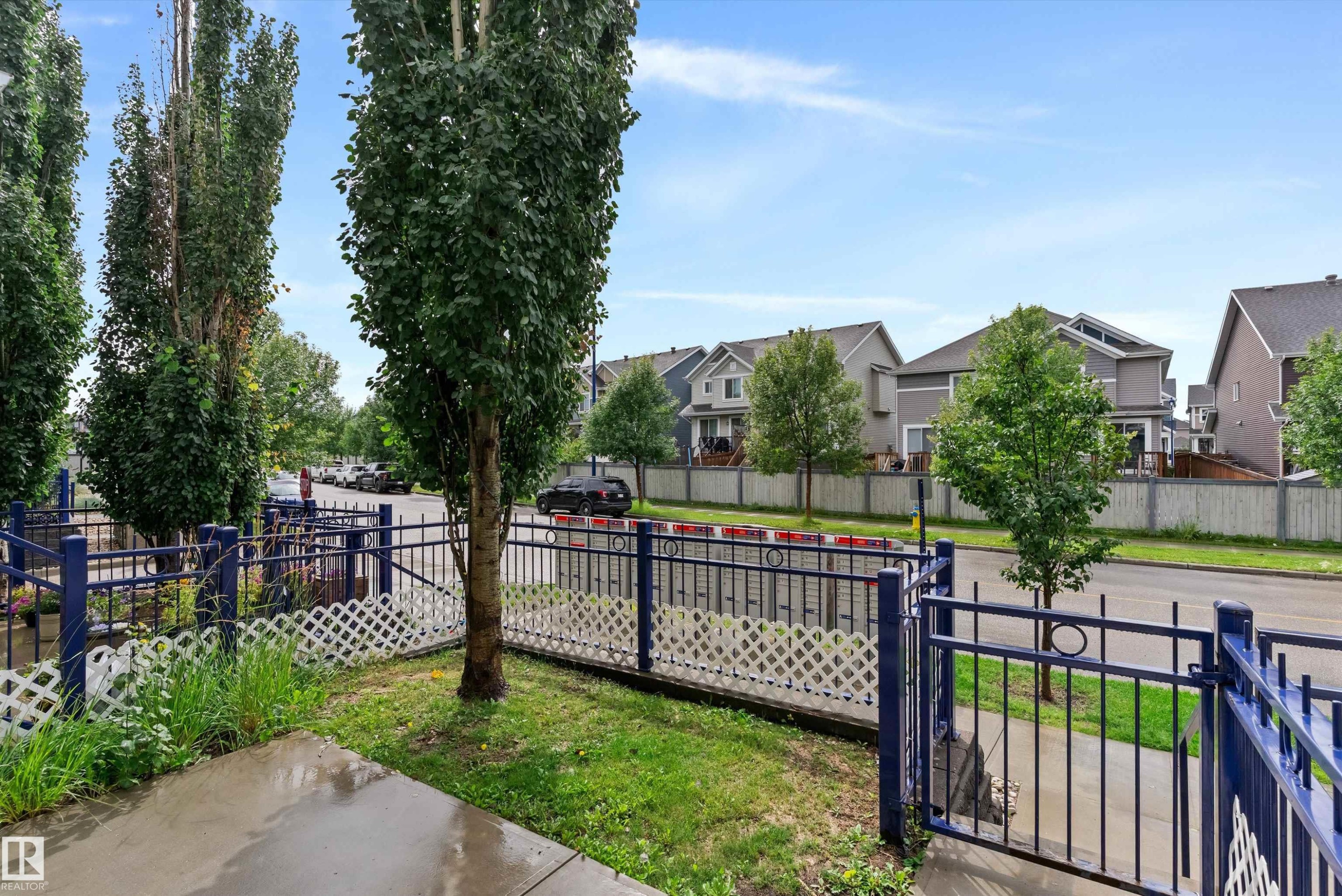 #98 4050 Savaryn Dr Sw, Edmonton, AB - Outdoor